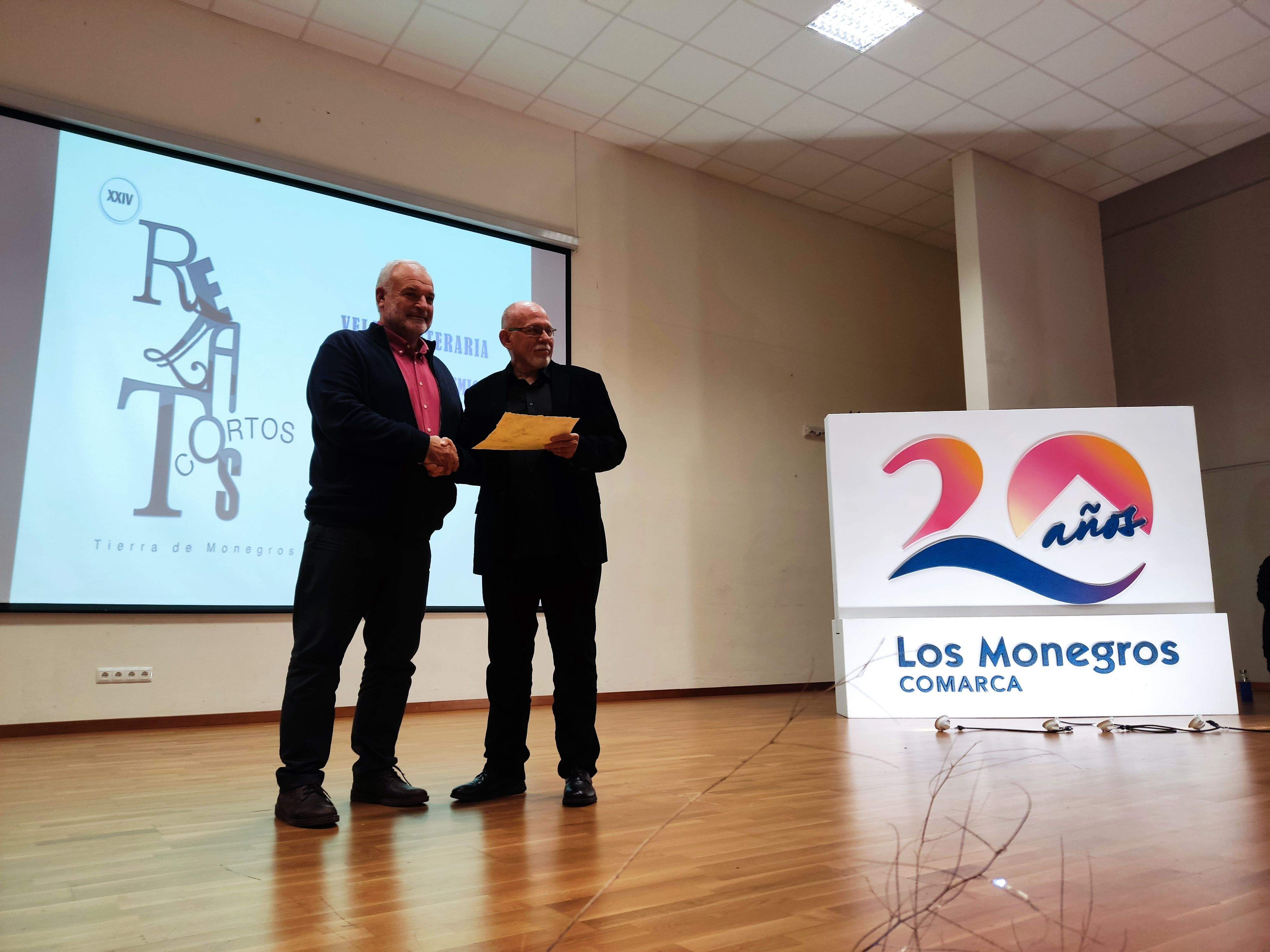 Presidente de la comarca entrega primer premio