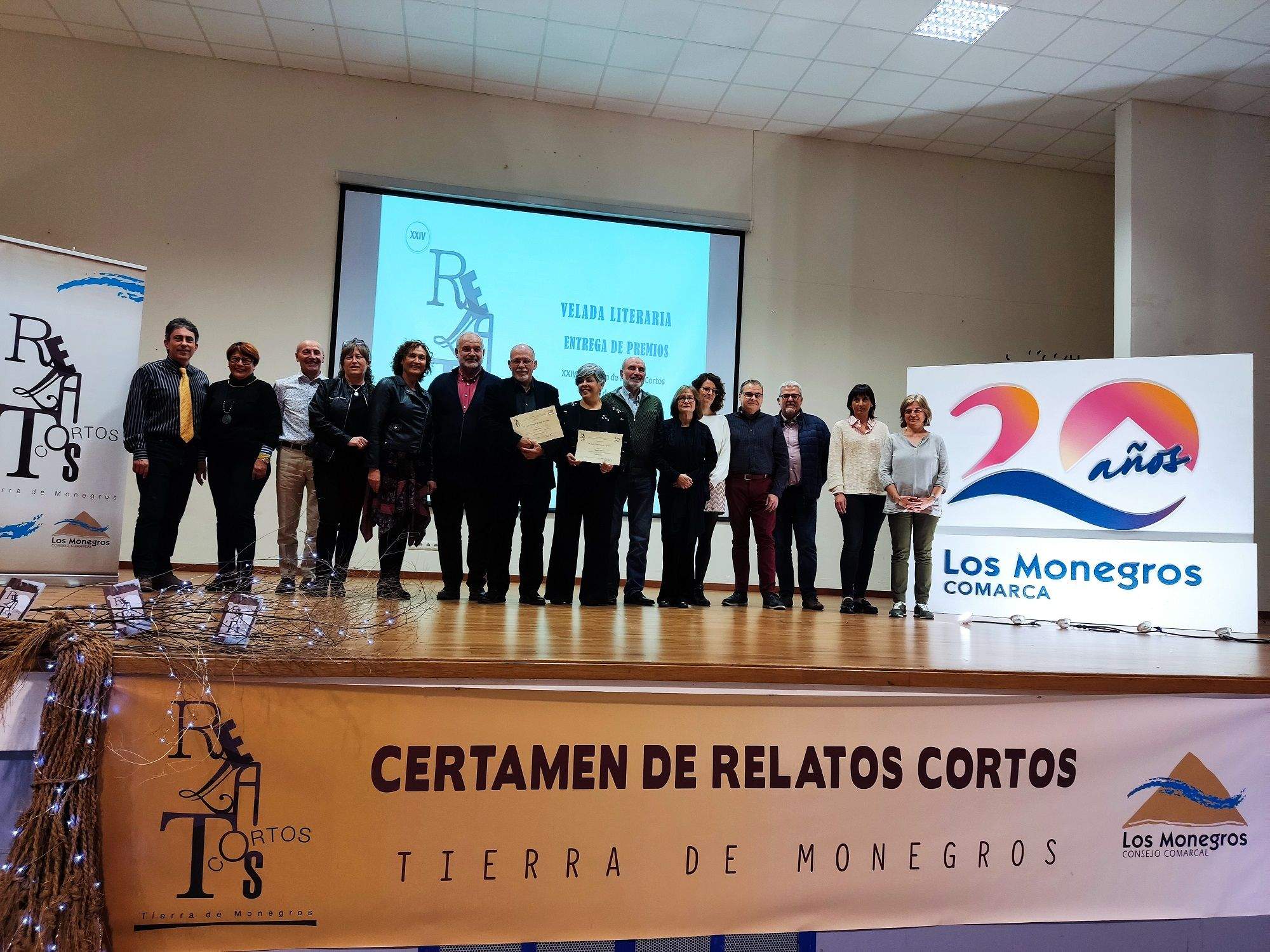 Foto de familia de la velada de entrega de los premios del Certamen de Relato Corto Tierra de Monegros 2022