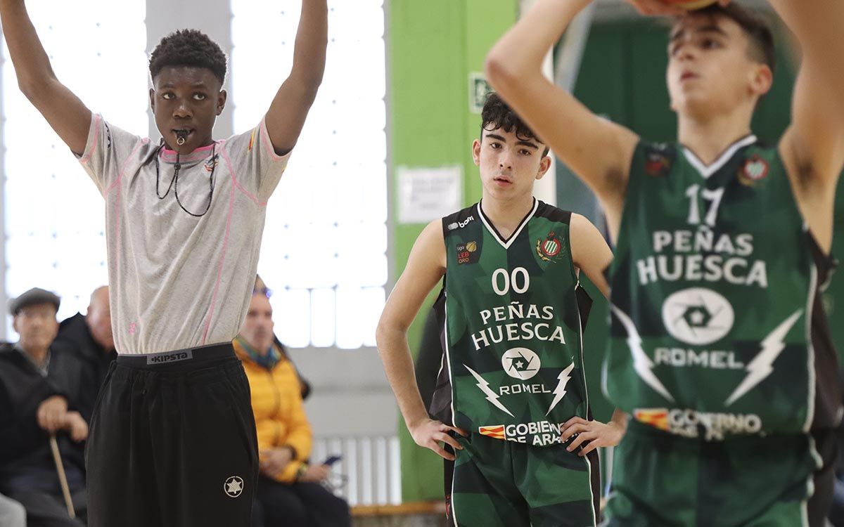 Un árbitro con dos jugadores del Peñas. Carlos Lorés hace un llamamiento al respeto
