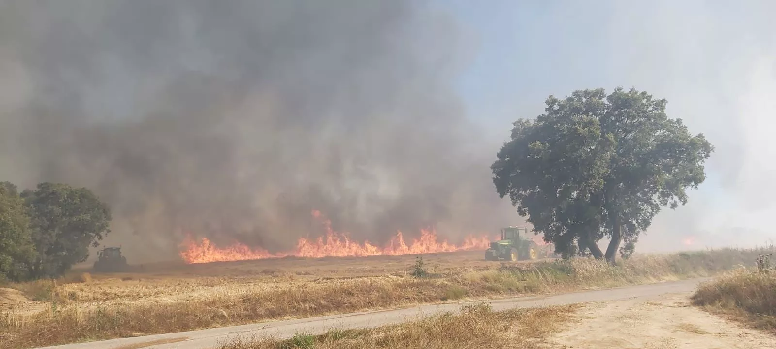 Impresionante imagen del incendio en Torres de Montes. Foto Lourdes Alejo