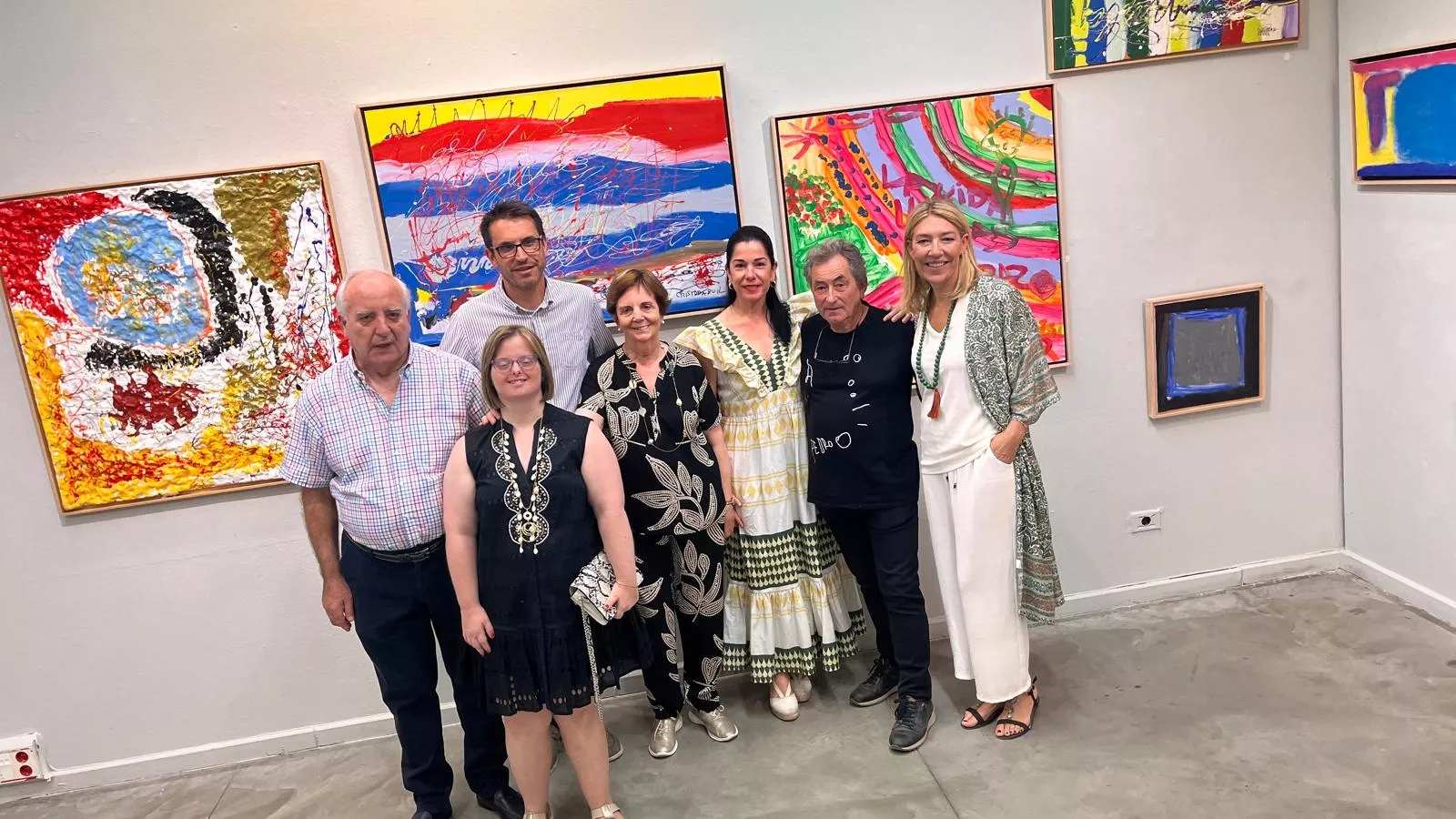 Cristina Buil junto con sus padres, José Ángel Sierra, Lola Ibort, Eduardo Cajal y Marta Escartín en la inauguración de "Alma y amor". Foto Mercedes Manterola