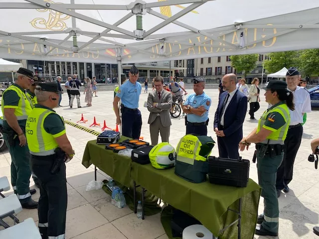 Exhibición de elementos de seguridad vial de la Guardia Civil, en Pau