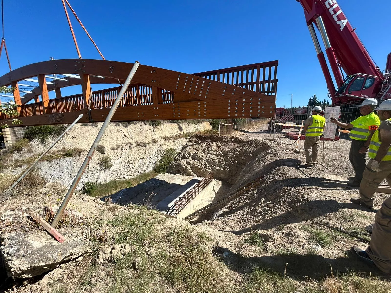 Instalación de la pasarela peatonal de madera sobre la N-240. Foto Ayuntamiento de Barbastro