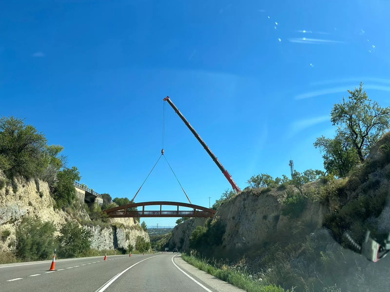 Instalación de la pasarela peatonal de madera sobre la N-240. Foto Ayuntamiento de Barbastro