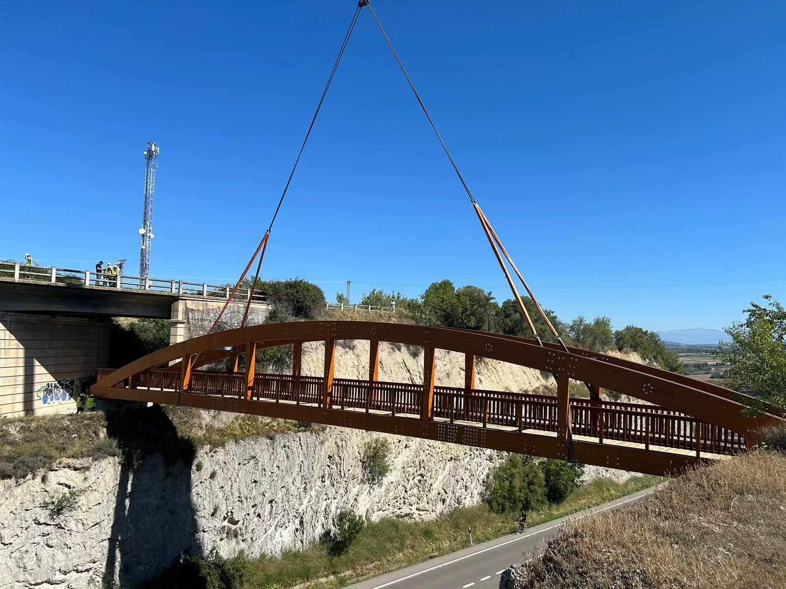 Instalación de la pasarela peatonal de madera sobre la N-240. Foto Ayuntamiento de Barbastro