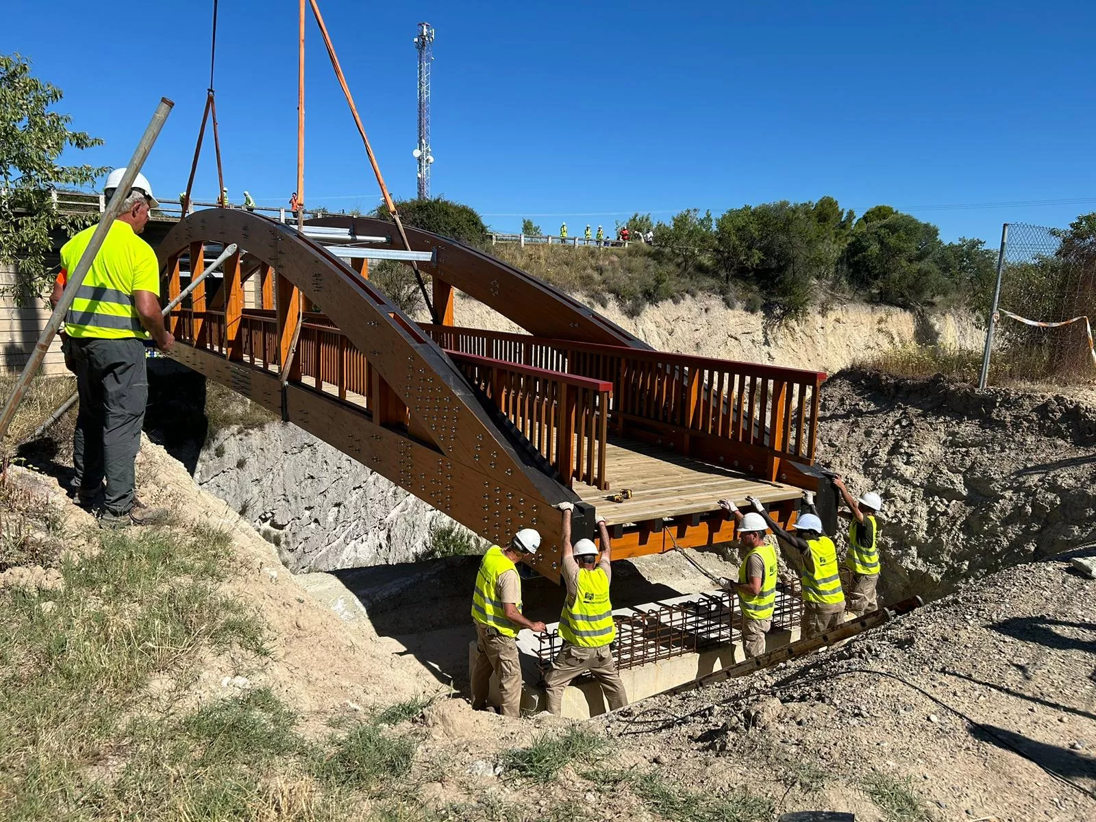 Instalación de la pasarela peatonal de madera sobre la N-240. Foto Ayuntamiento de Barbastro