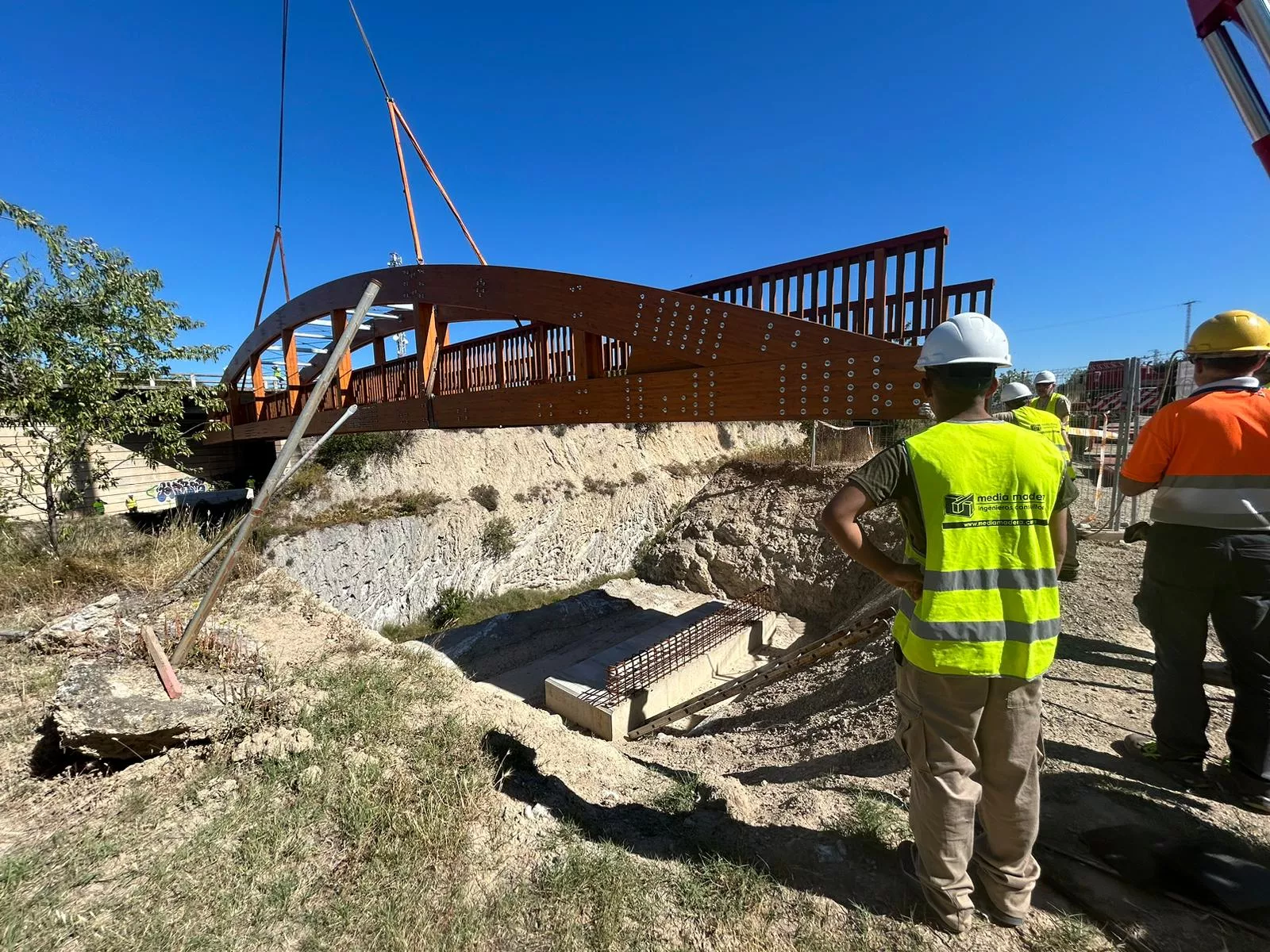 Instalación de la pasarela peatonal de madera sobre la N-240. Foto Ayuntamiento de Barbastro