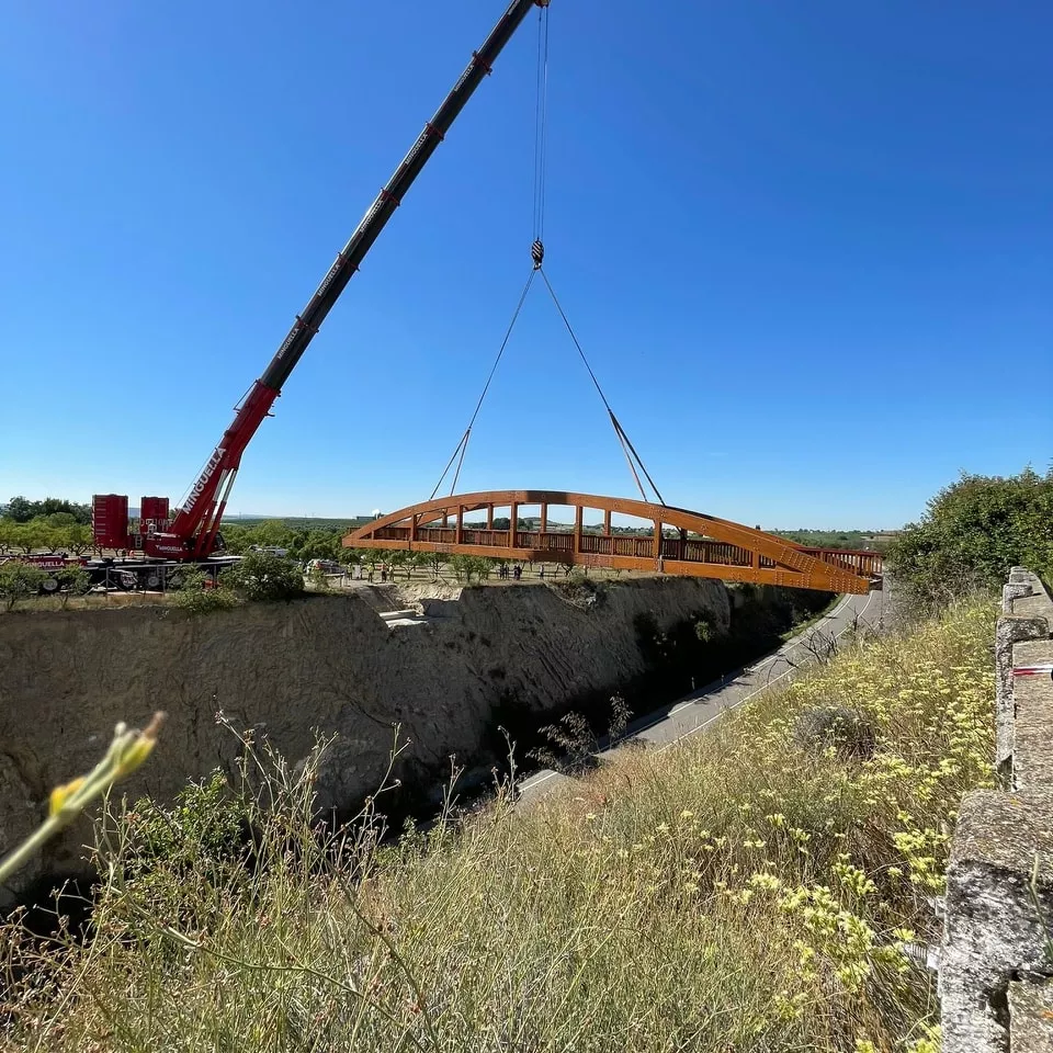 Instalación de la pasarela peatonal de madera sobre la N-240. Foto Ayuntamiento de Barbastro
