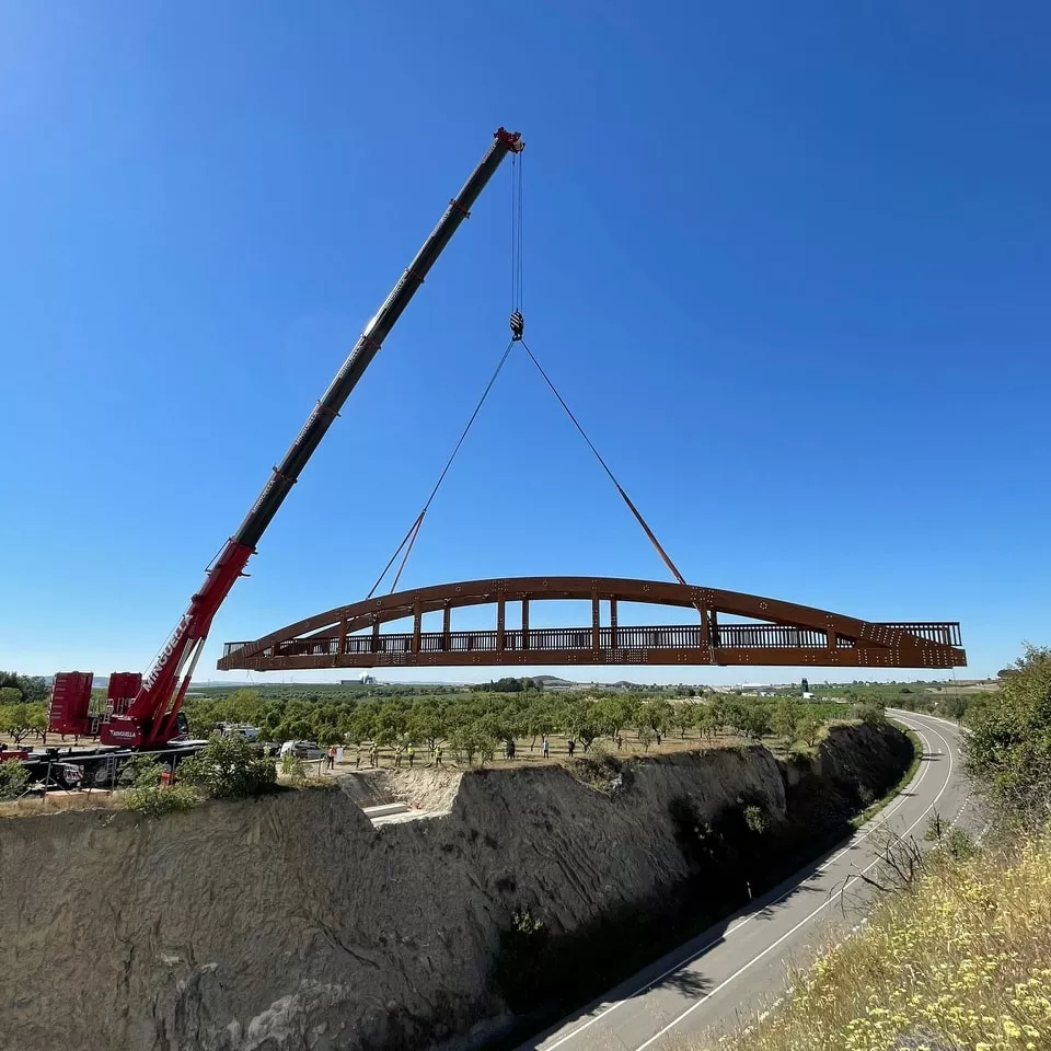 Instalación de la pasarela peatonal de madera sobre la N-240. Foto Ayuntamiento de Barbastro