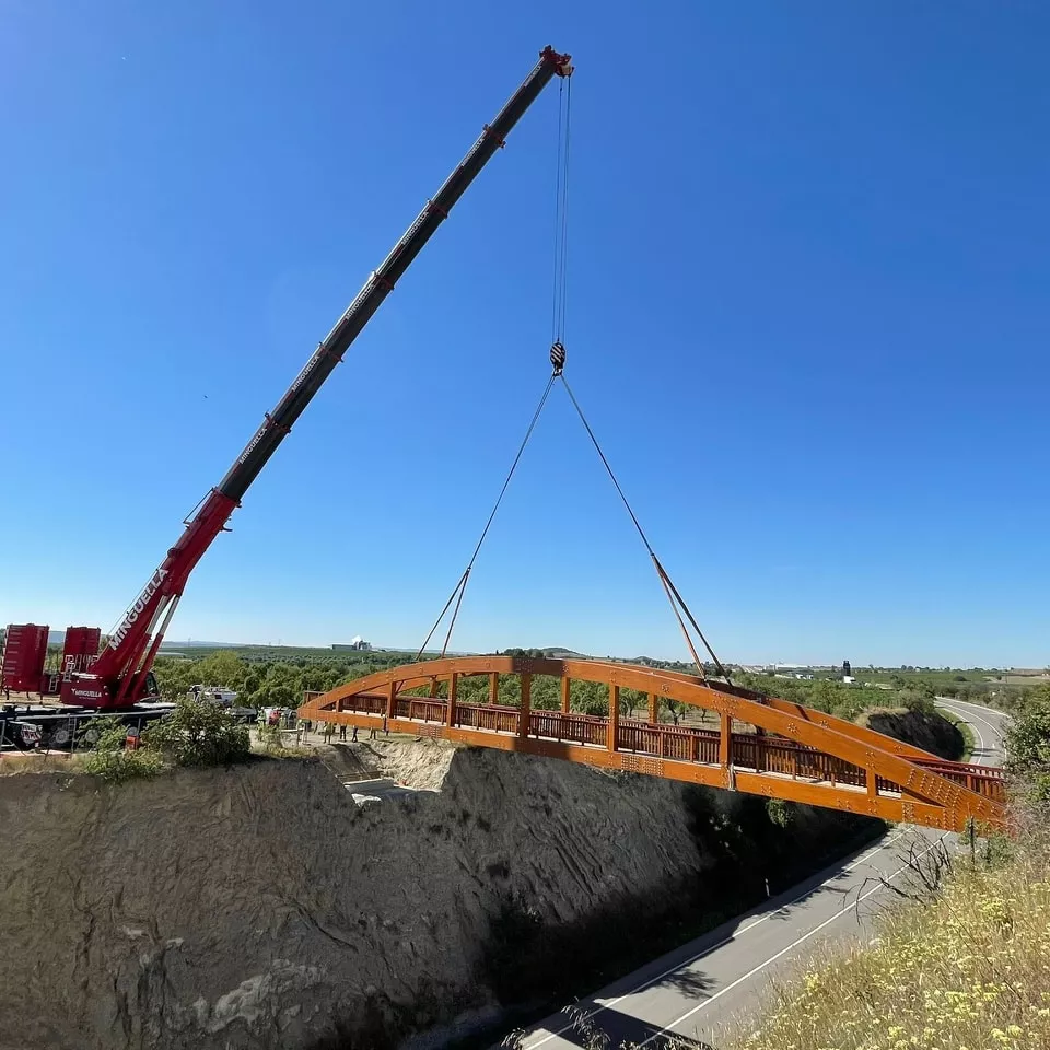 Instalación de la pasarela peatonal de madera sobre la N-240. Foto Ayuntamiento de Barbastro