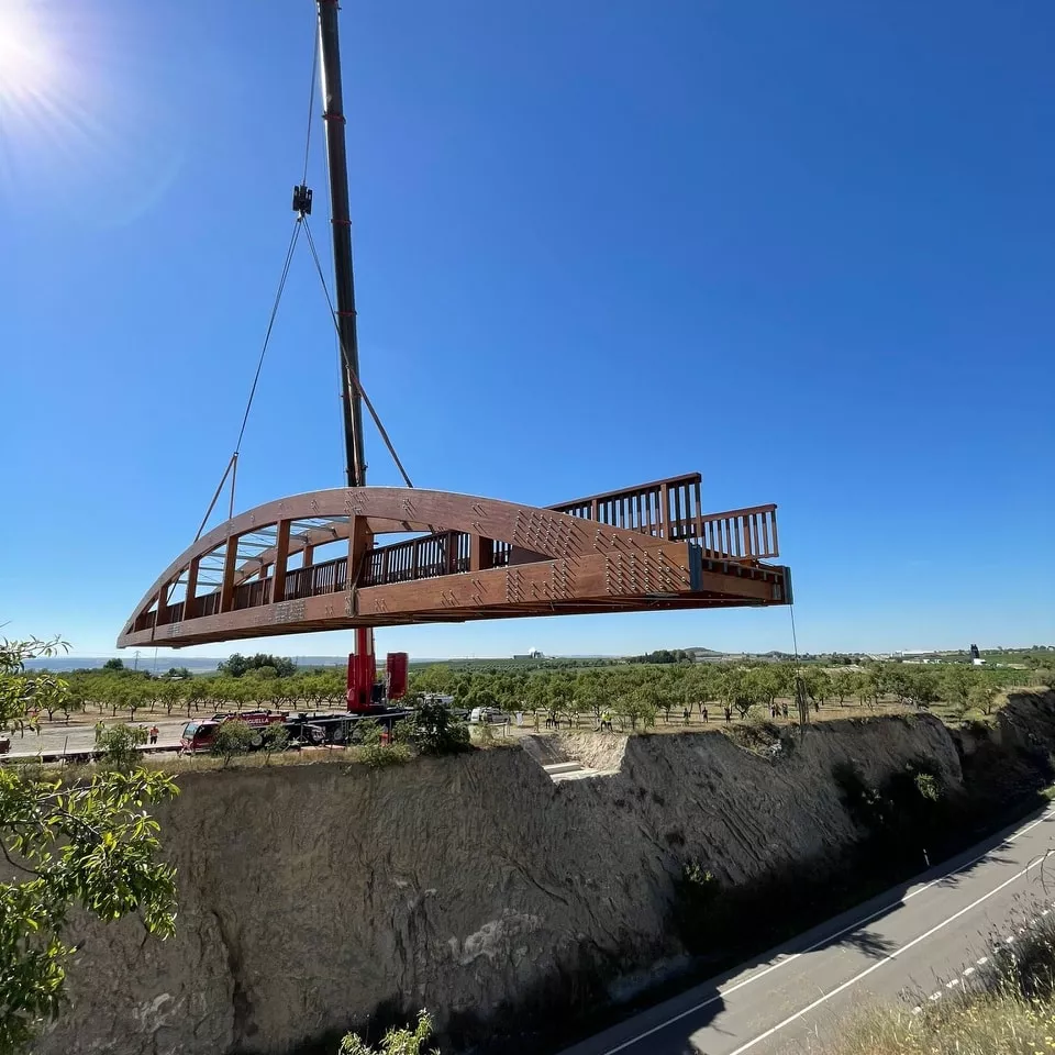 Instalación de la pasarela peatonal de madera sobre la N-240. Foto Ayuntamiento de Barbastro