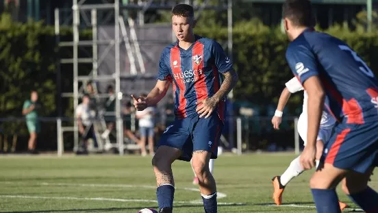 Diego Aznar con la elástica del Huesca