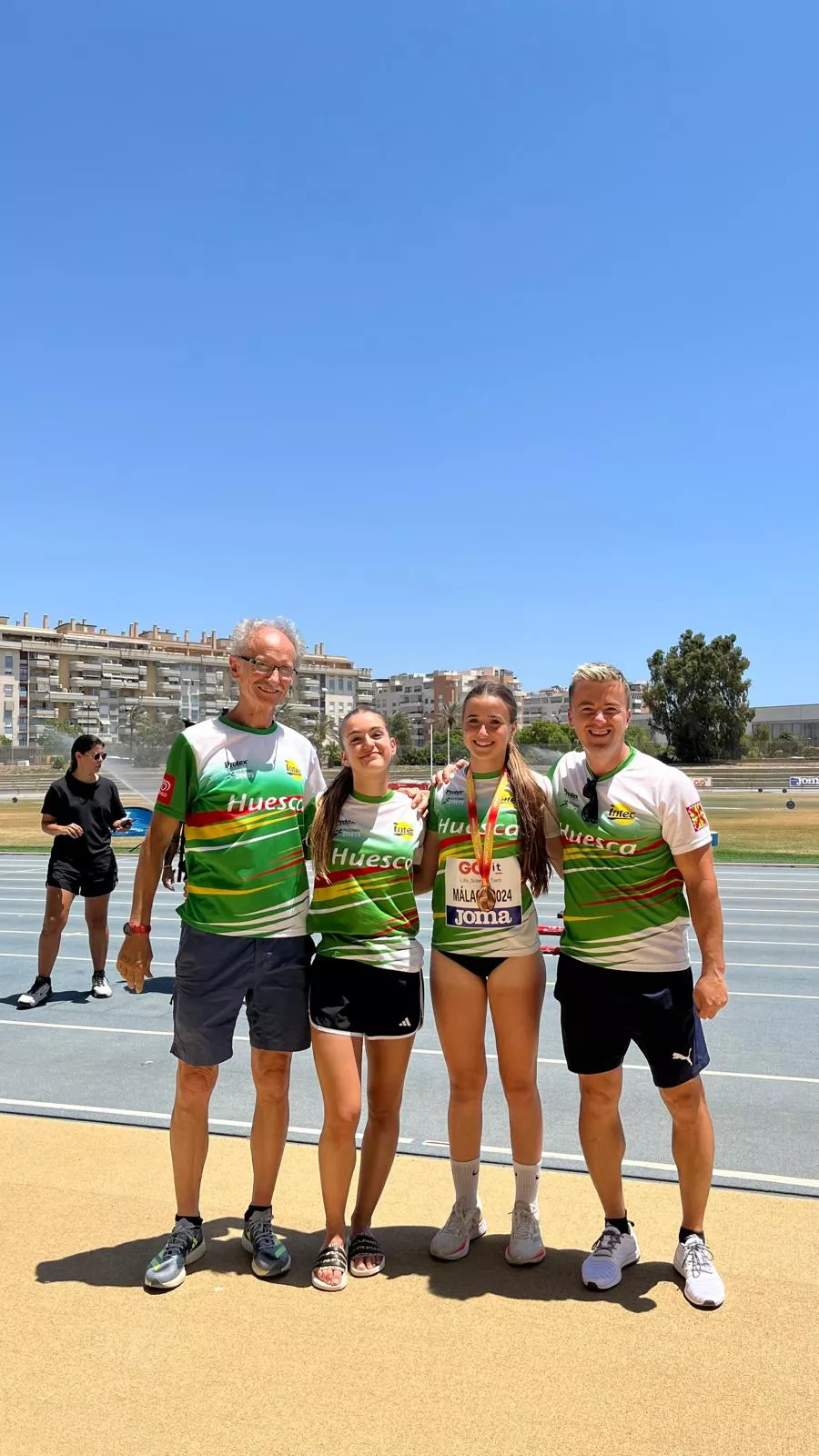 De izquierda a derecha, Ángel Ruata, Sara Latorre, María Laguarta con su medalla y Lucian Bleza.
