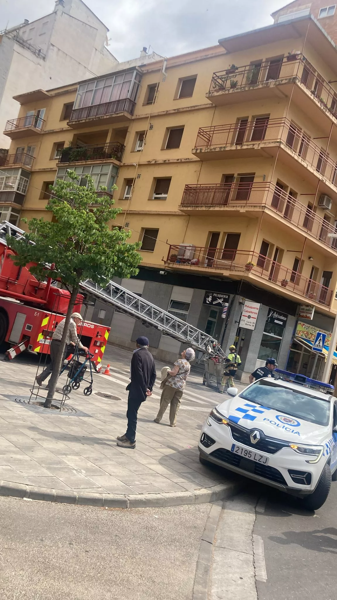 Cascotes caídos en un edificio de la calle Ramón y Cajal.