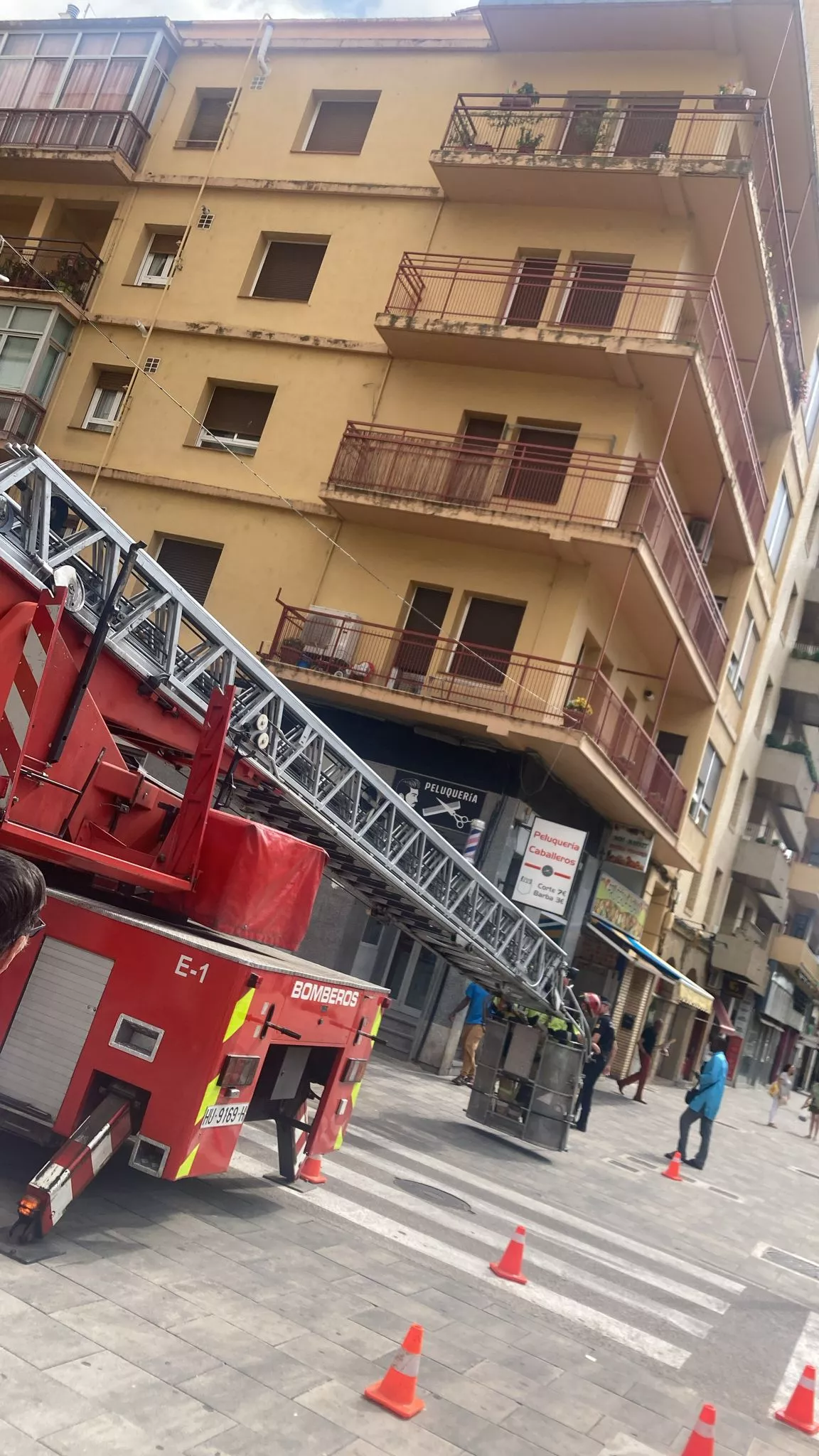 Cascotes caídos en un edificio de la calle Ramón y Cajal.