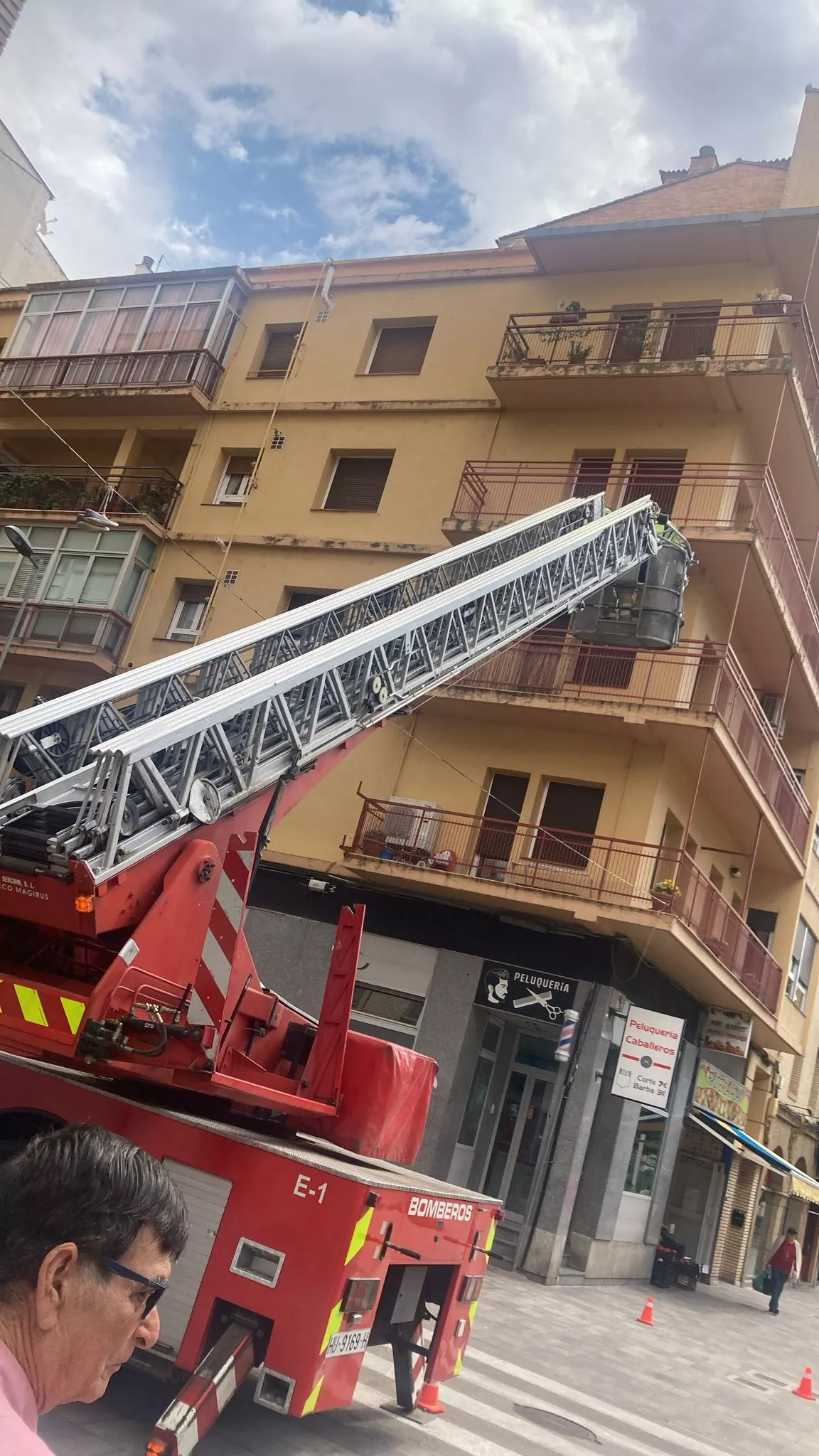 Cascotes caídos en un edificio de la calle Ramón y Cajal.