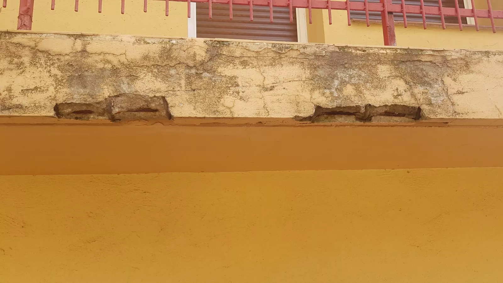 Cascotes caídos en un edificio de la calle Ramón y Cajal.