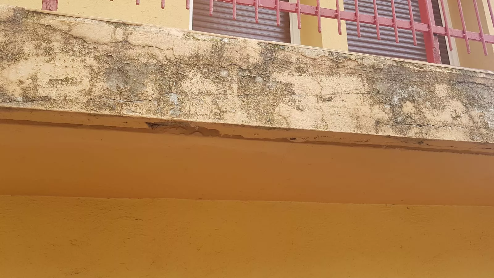 Cascotes caídos en un edificio de la calle Ramón y Cajal.