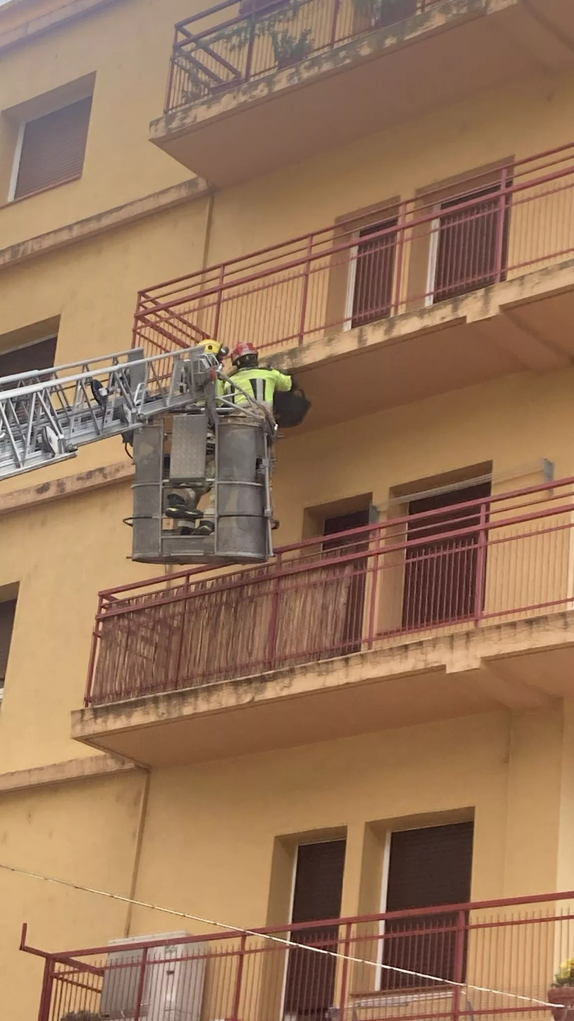 Los bomberos, trabajando para asegurar la zona.