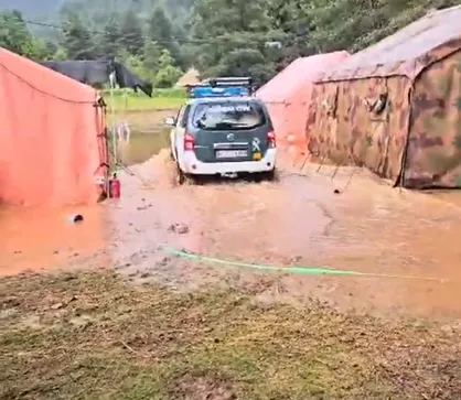 La Guardia Civil en campamento con 51 menores evacuado en Bisaurri.