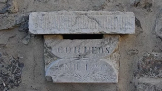 Buzón ubicado en la fachada del Ayuntamiento de Tramacastilla de Tena. Buzón ubicado en la fachada del Ayuntamiento de Tramacastilla de Tena.