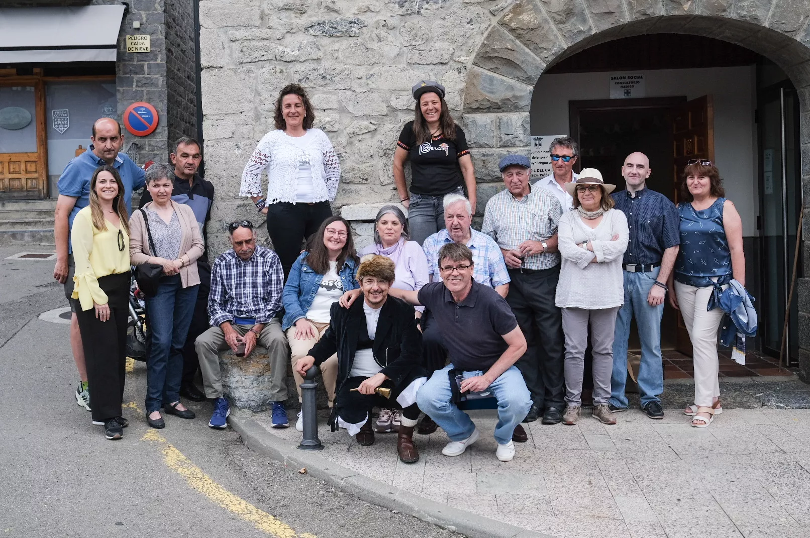 Participantes en el homenaje a los carteros y carteras del valle de Tena junto al centenario buzón.
