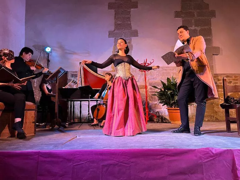 La Clementina Ensemble interpretó en Casbas con la ópera bufa 'La serva padrona'.