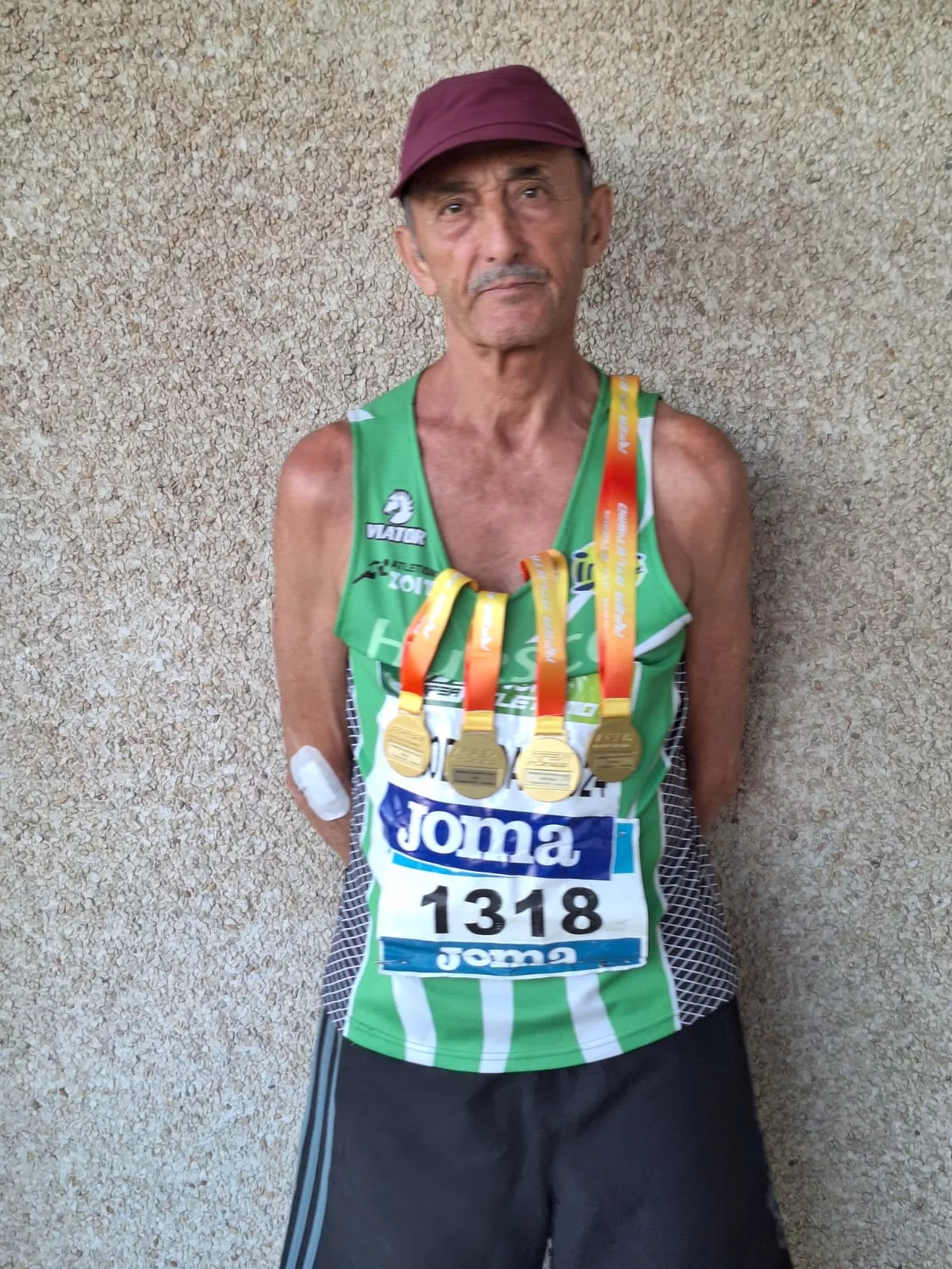 Manuel García Carbajo con sus cuatro medallas de oro.
