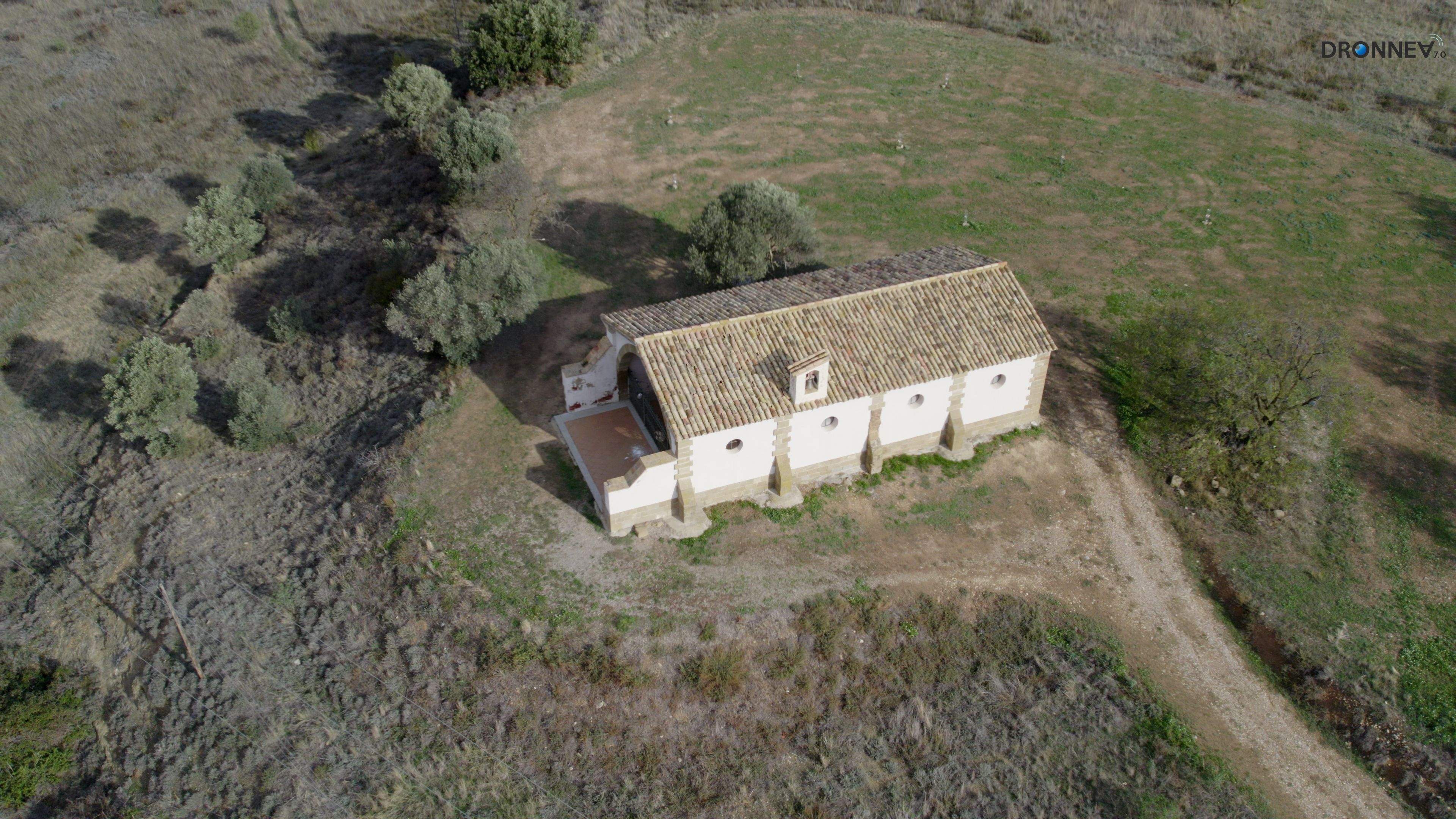 La fe en el centro. Es la geometría de la creencia. Los cuatro puntos cardinales, los vientos del norte y la calidez del sur, el afán del oeste y la creatividad del este.