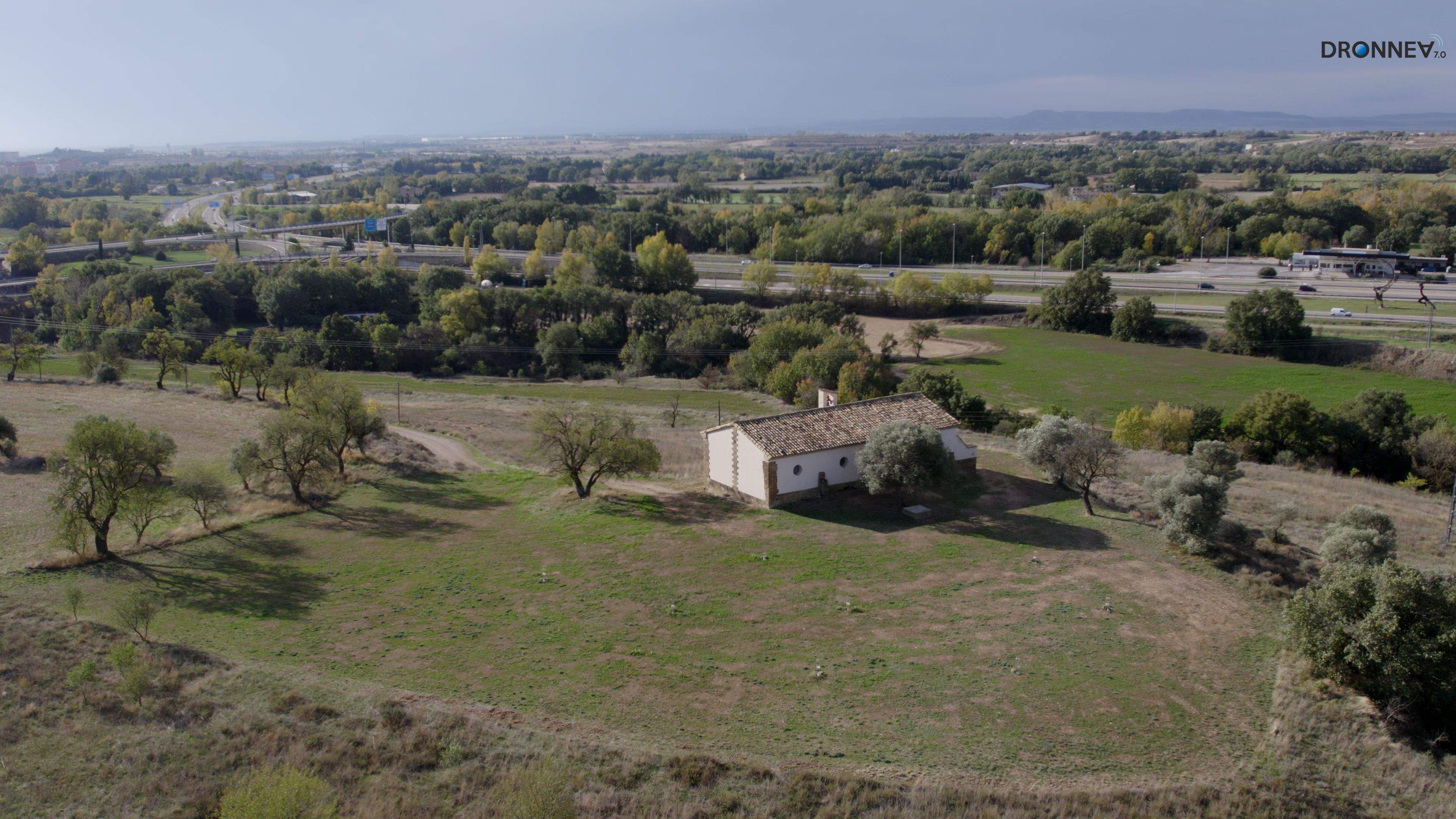 El llano le hace vulnerable y, sin embargo, tentadora. Un imán que cita a los feligreses porque la virtud, como la belleza, está en el interior