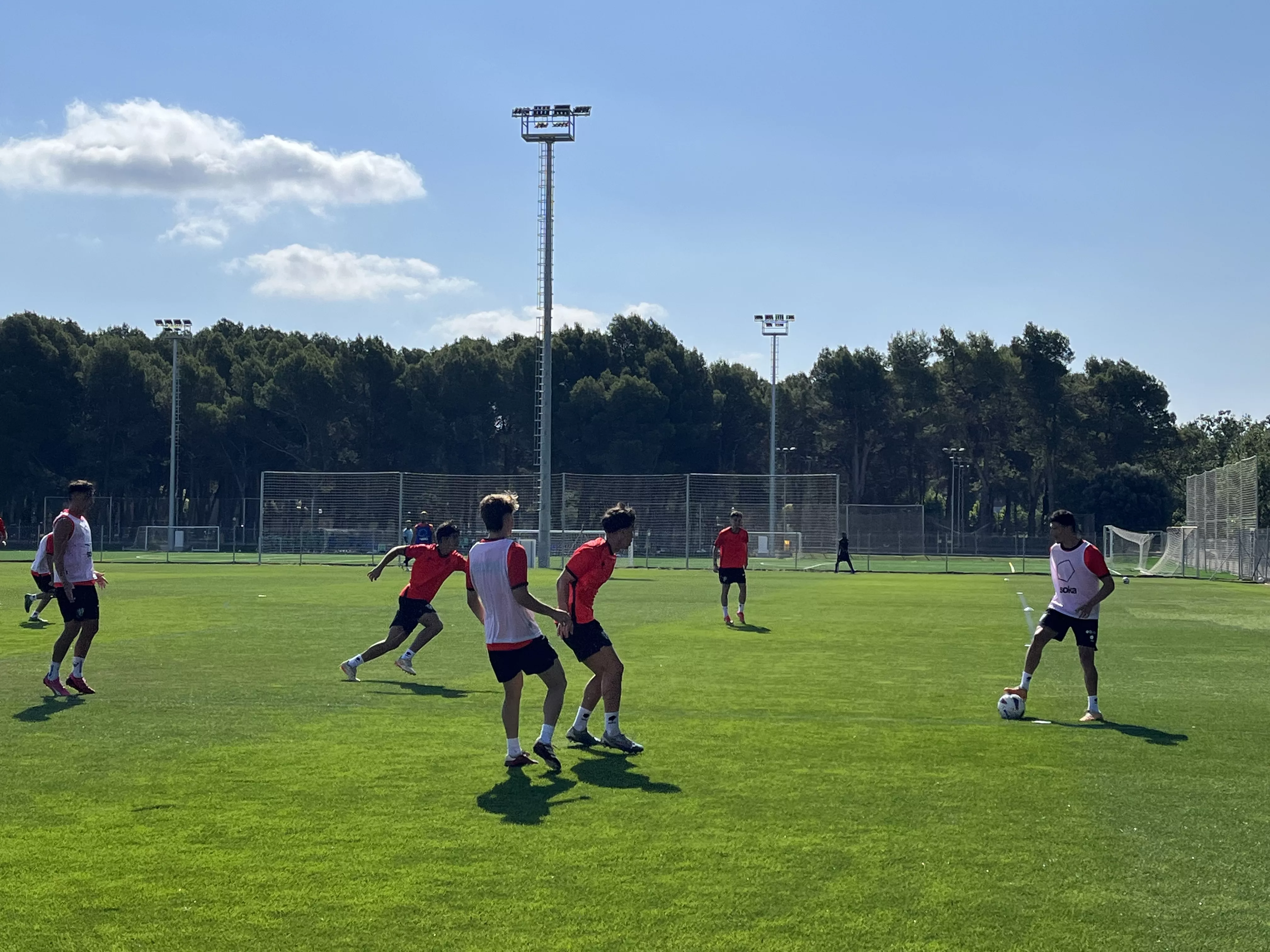 Un momento del entrenamiento del Huesca de esta mañana en la BAF. Foto: Adrián Mora