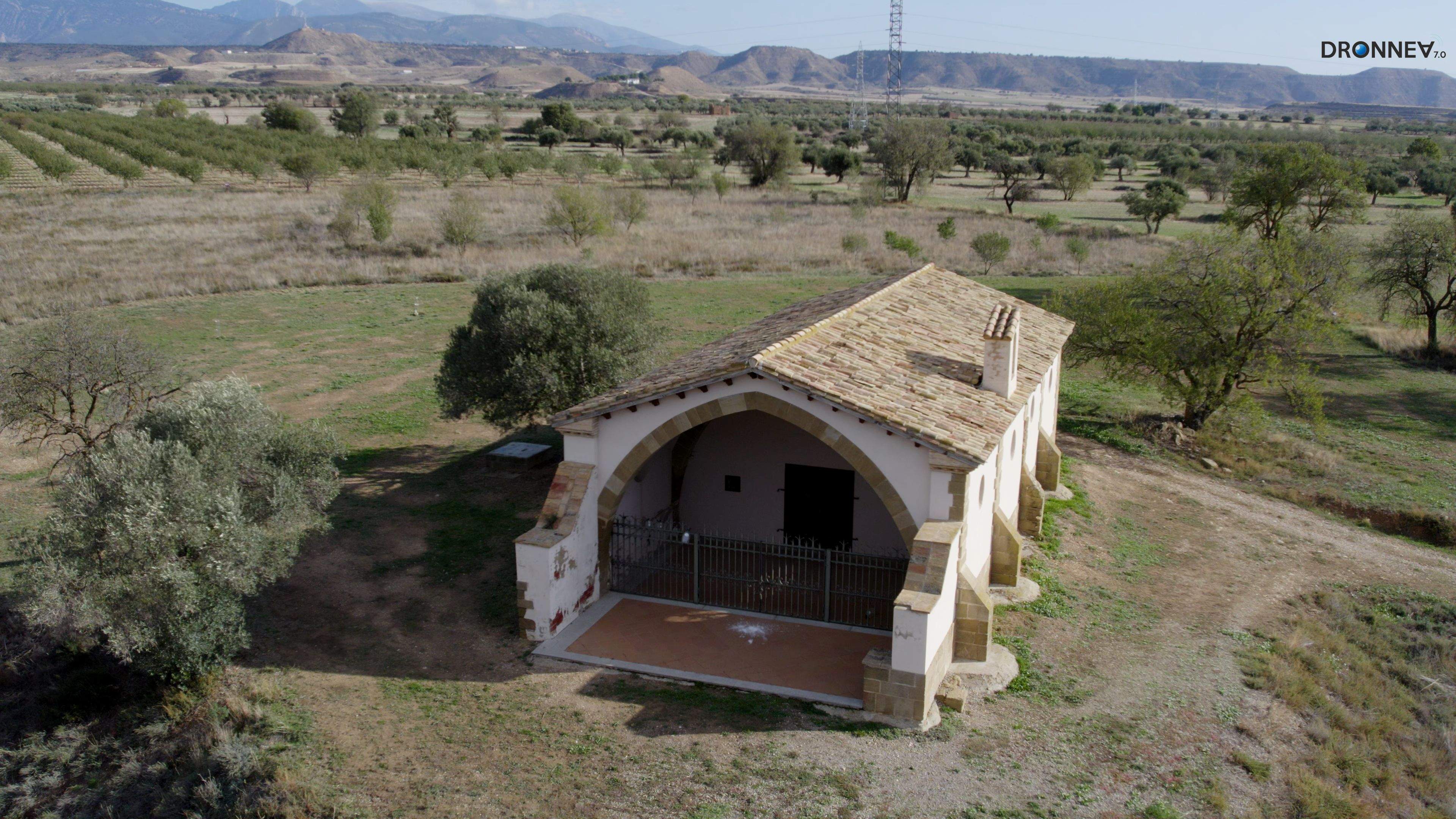 La guerra hizo sus estragos. Convirtió la construcción, la obra perfecta, en un simple arco. Suficiente para la regeneración porque la oración mueve montañas.