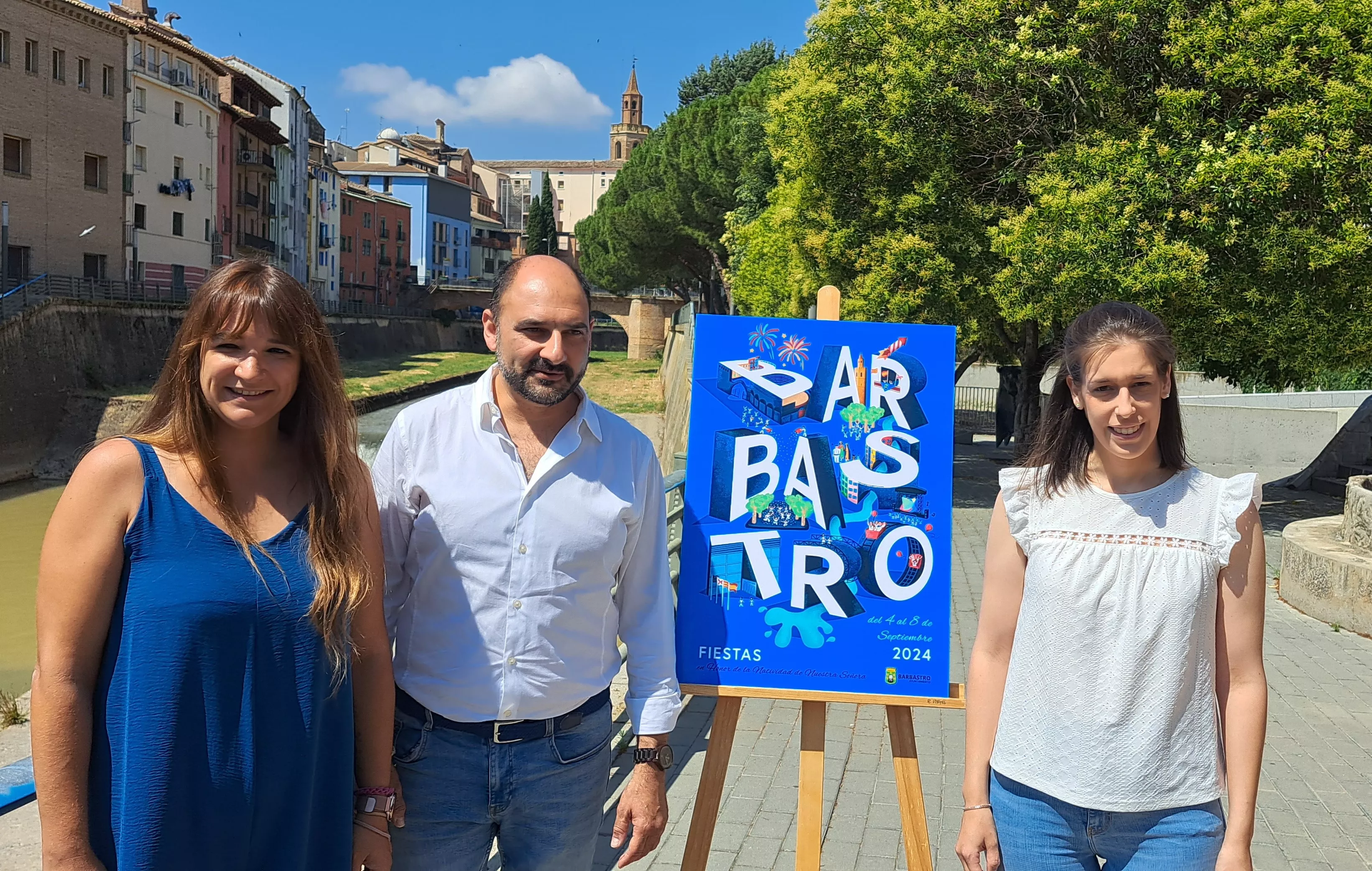 Nerea Mur, Fernando Torres y Lorena Ezpierrez con el cartel de las fiestas de Barbastro