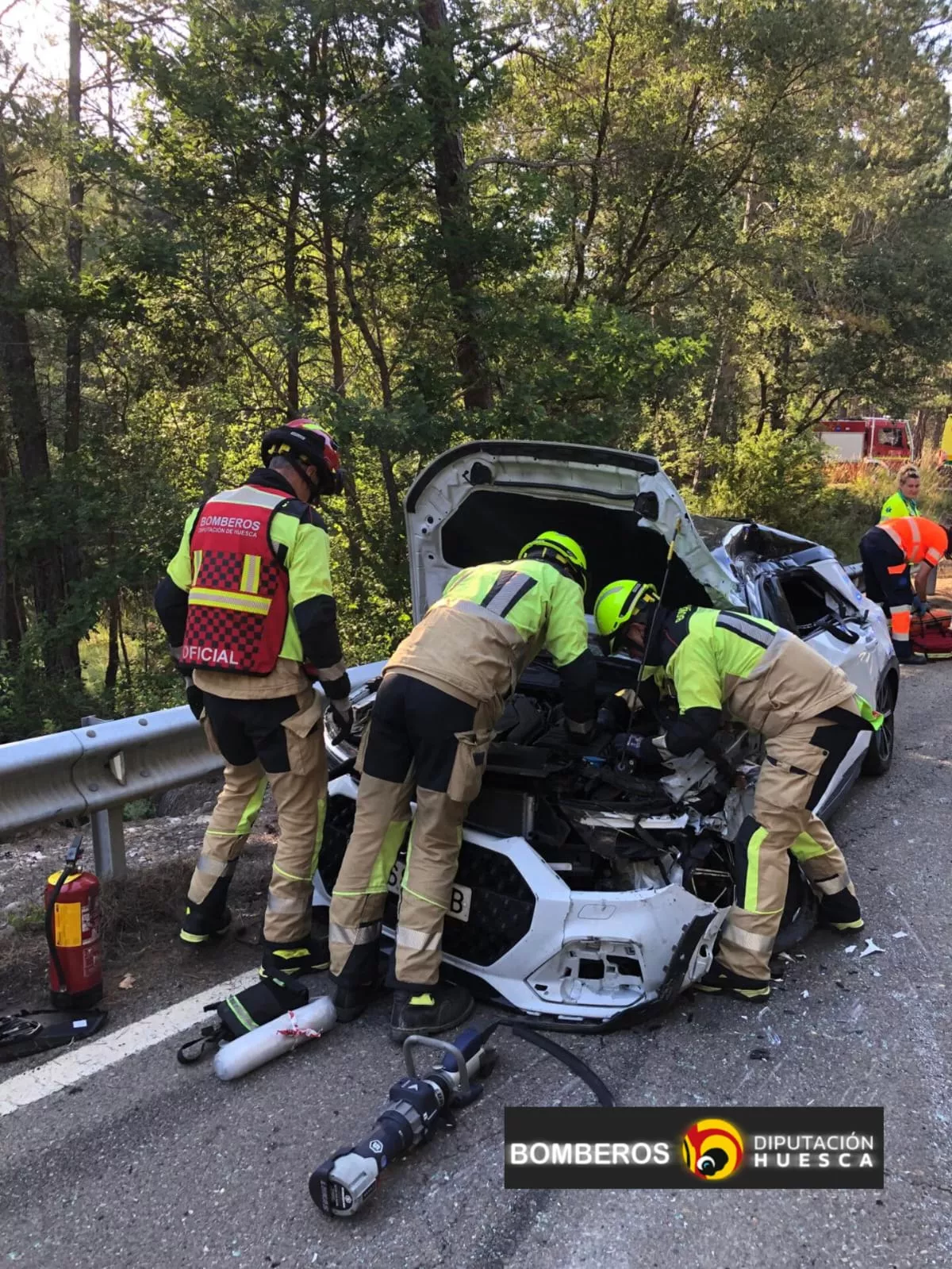 Actuación de bomberos de la DPH y Guardia Civil en el coche accidentado. Foto DPH Actuación de bomberos de la DPH y Guardia Civil en el coche accidentado. Foto DPH