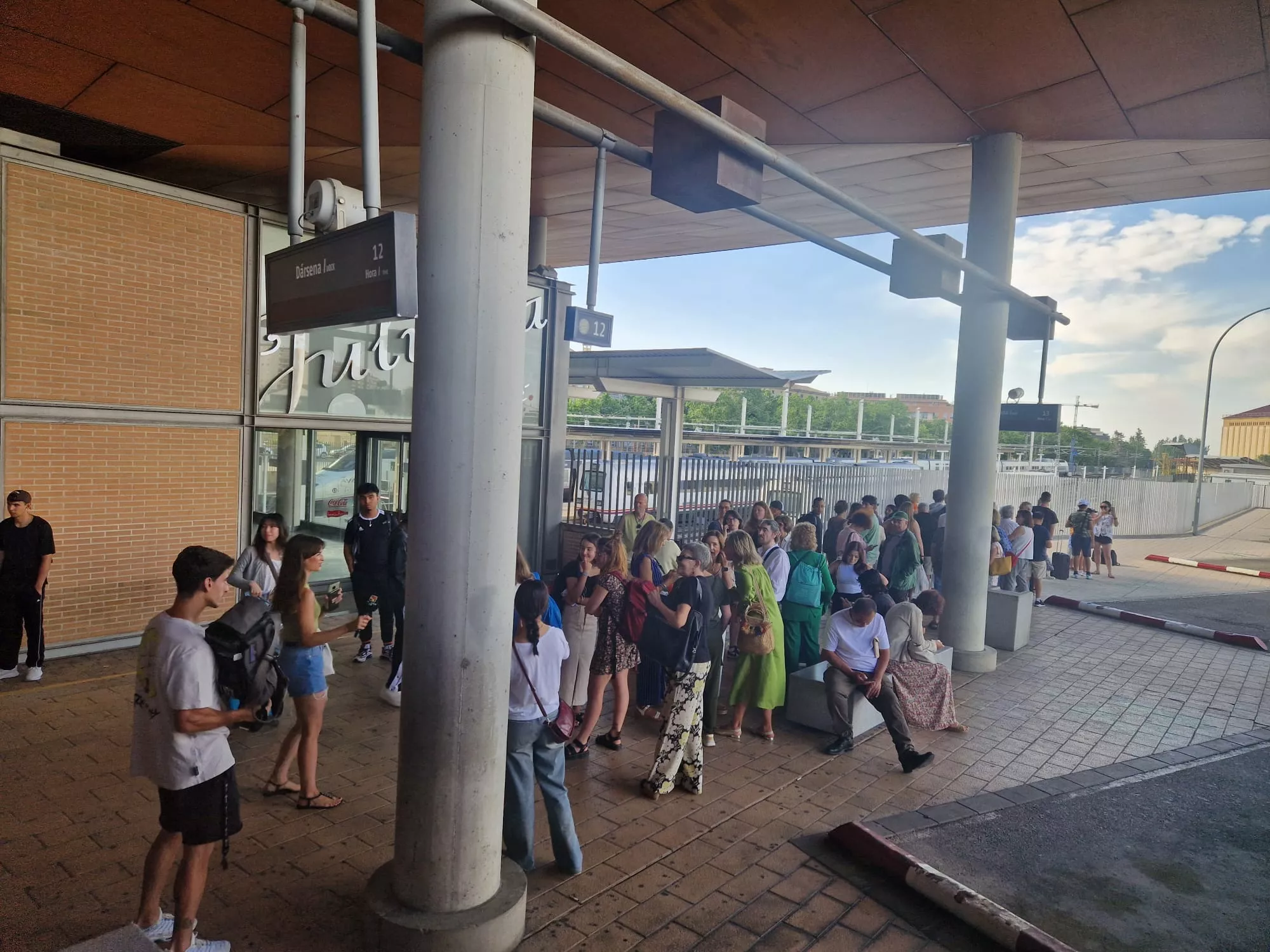 Viajeros esperando la llegada de autobuses en la Estación 