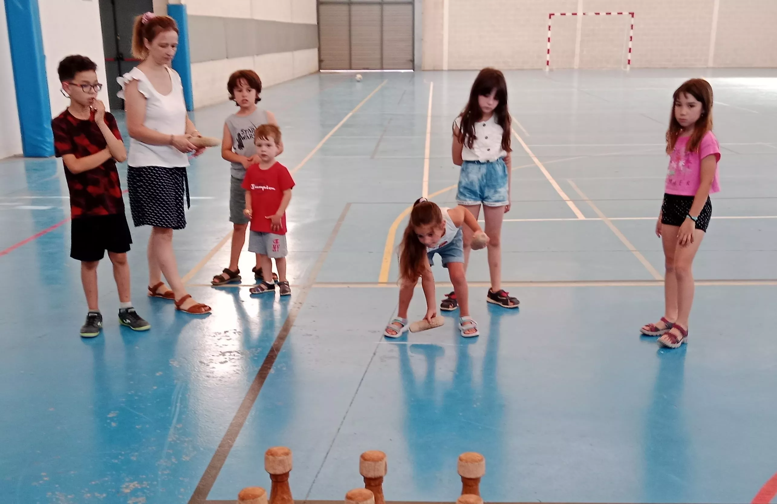 Jóvenes juegan a los palistrocs de Azanuy en Angüés. Jóvenes juegan a los palistrocs de Azanuy en Angüés.