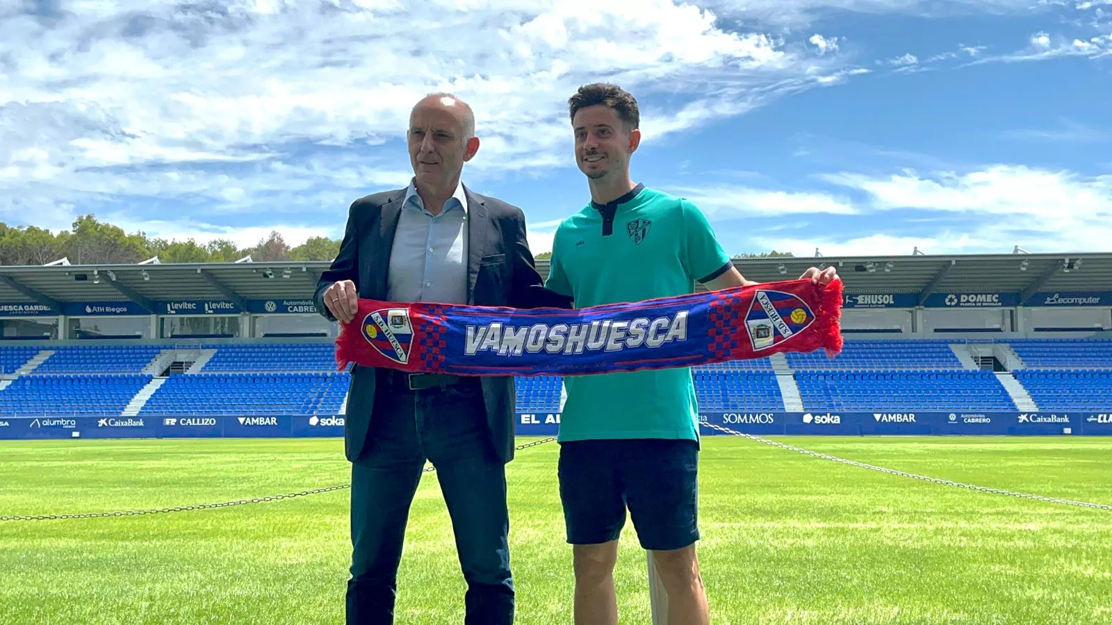 Martín González y Toni Abad, en la presentación del lateral. El valor de las plantillas de Segunda: 70 millones de euros de diferencia entre el Huesca y el Almería.