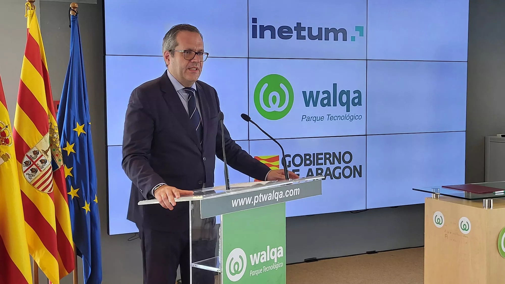 Firma de los convenios entre Inetum, Walqa y Amazon