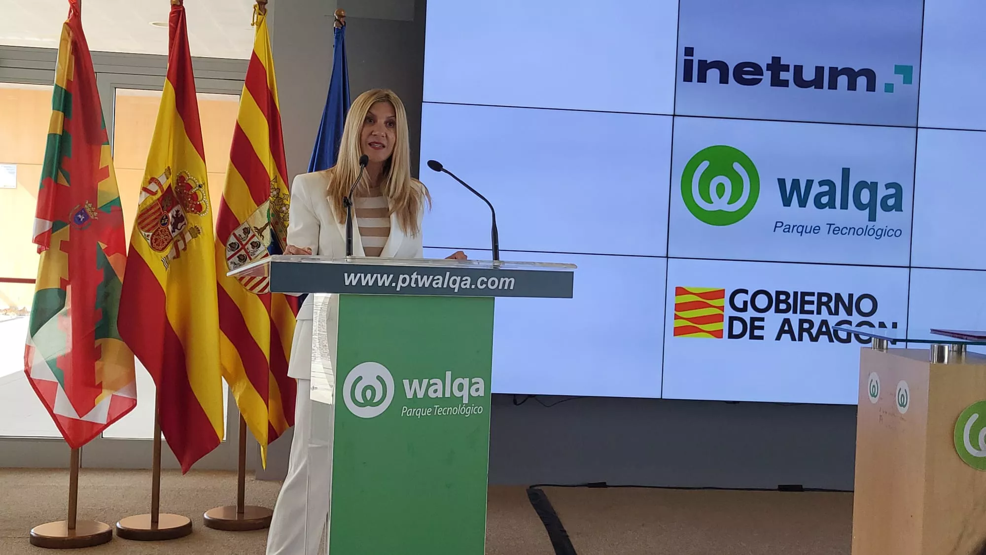 Firma de los convenios entre Inetum, Walqa y Amazon