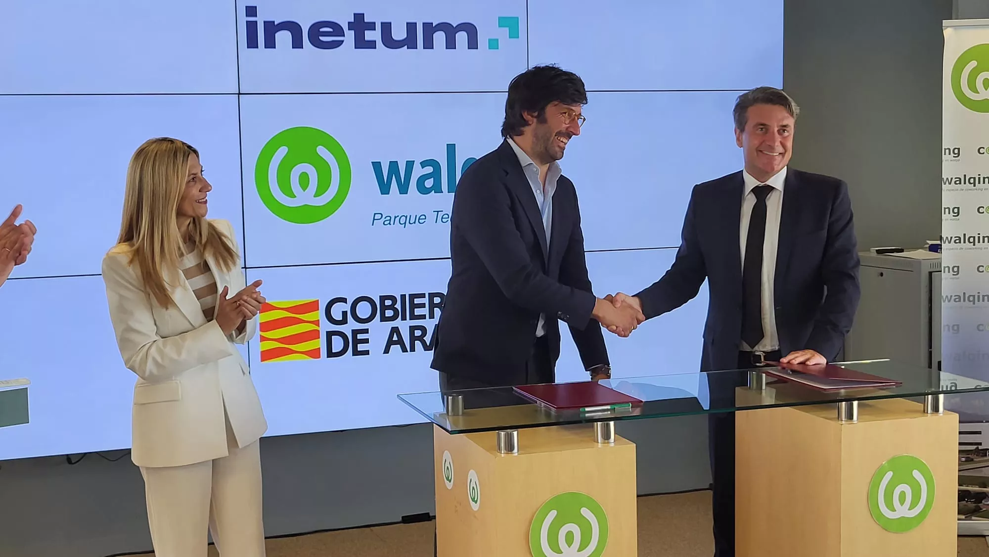 Firma de los convenios entre Inetum, Walqa y Amazon