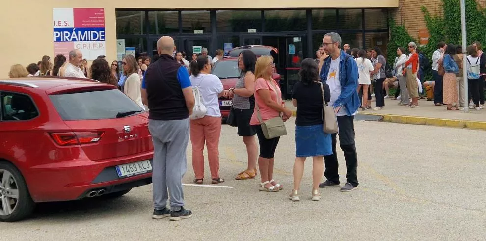 Imagen de la espera para acceder a las oposiciones a auxiliar administrativo del pasado 30 de junio celebradas en el IES Pirámide de Huesca.