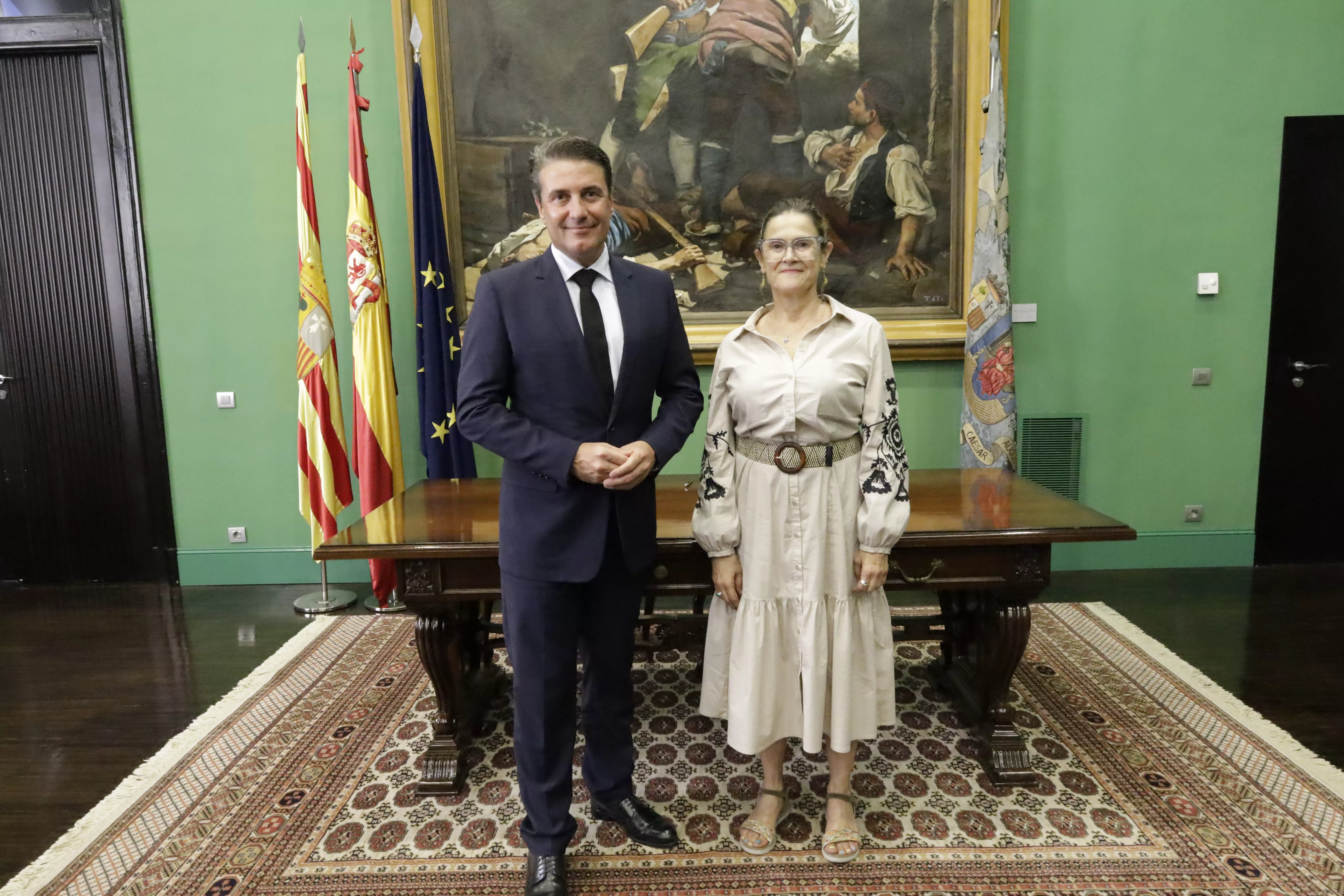 Jacques Pommeraud y Gloria Cuenca tras la firma de la creación de la Cátedra Inetum