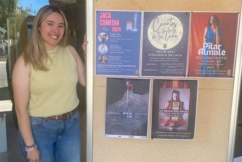 La concejala de Jaca Andrea Vargas en la presentación de la programación cultural de julio.