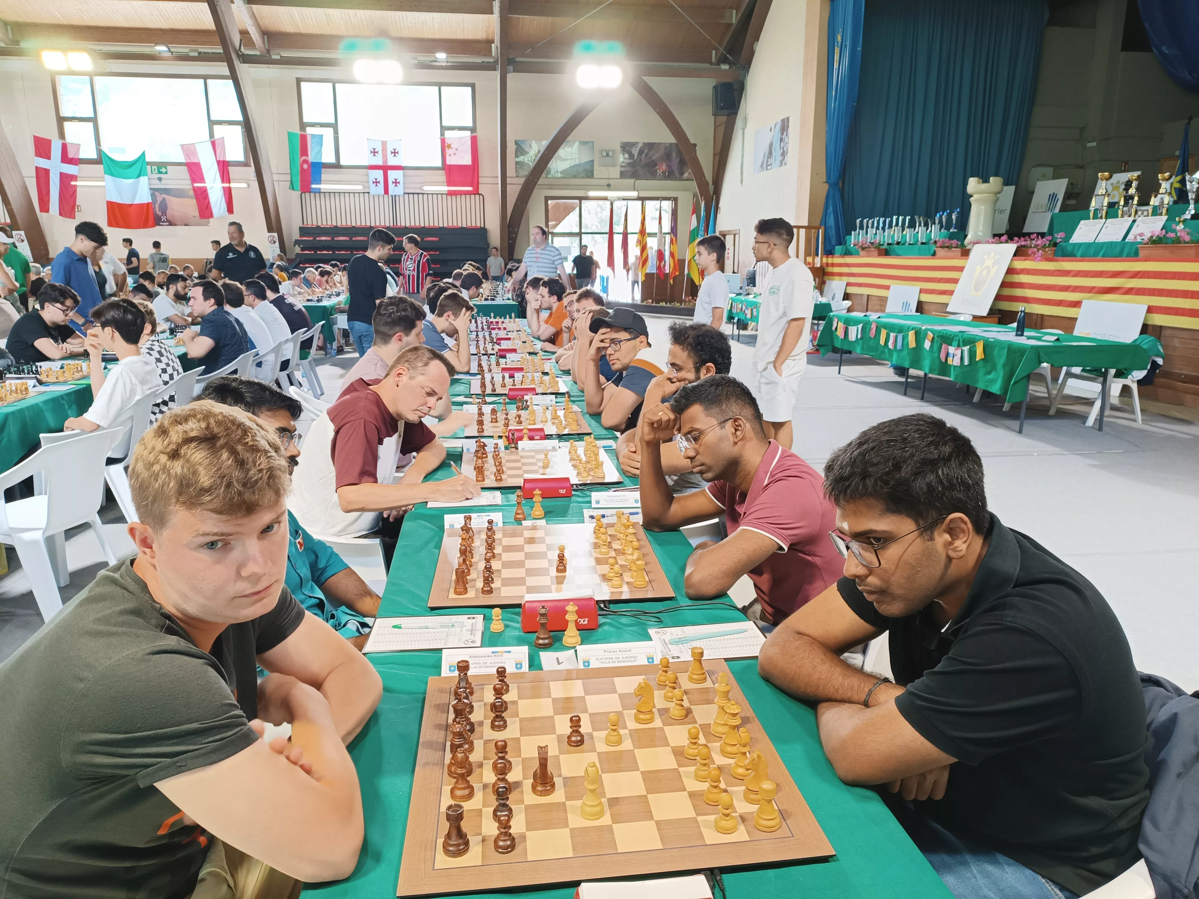 Imagen del primer tablero con el líder Anand Pranav con blancas y el nº 1 del ranking Kirill Alekseenko con negras.