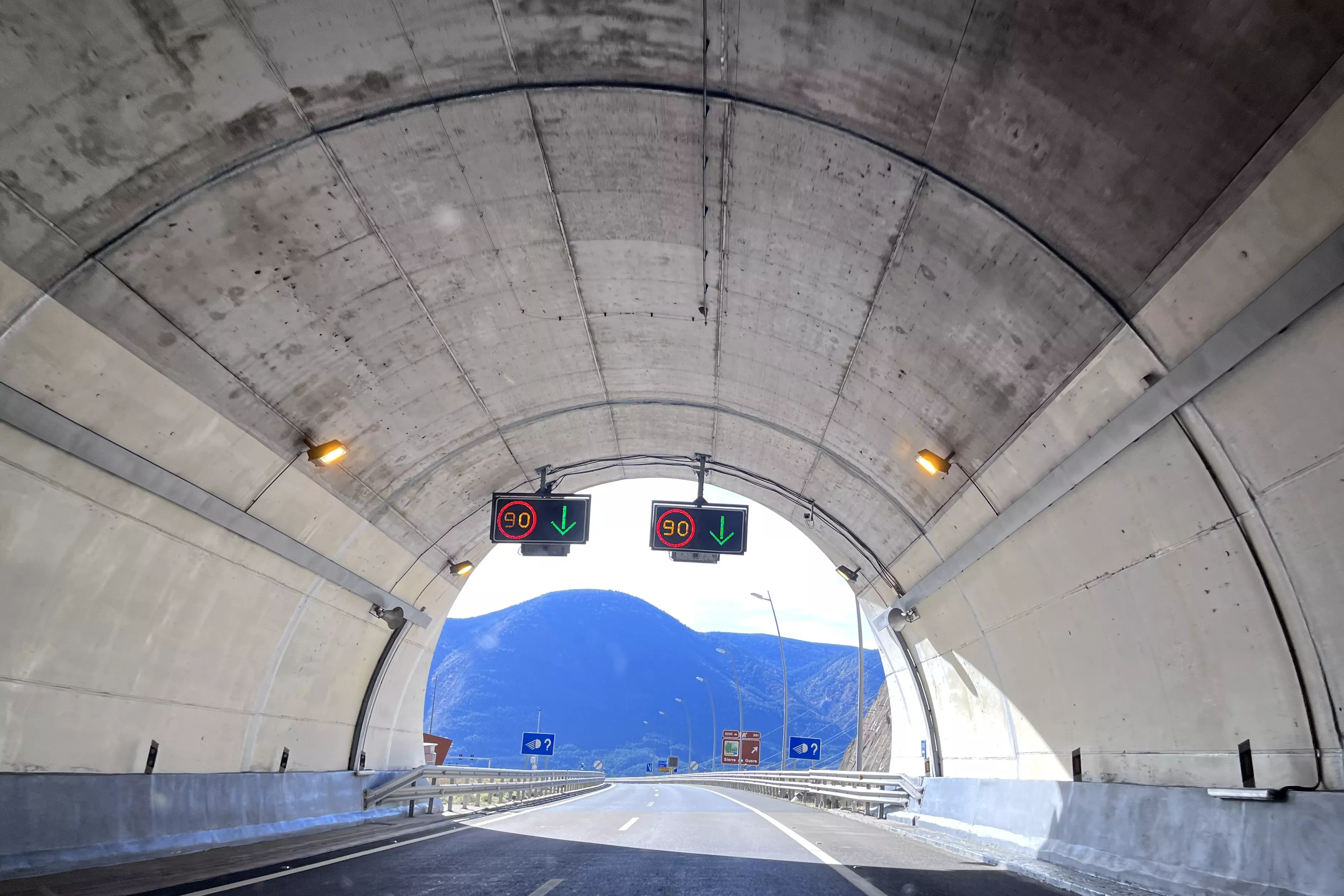 Las organizaciones agrarias reclaman que se permita la circulación de maquinaria agrícola por Monrepós.