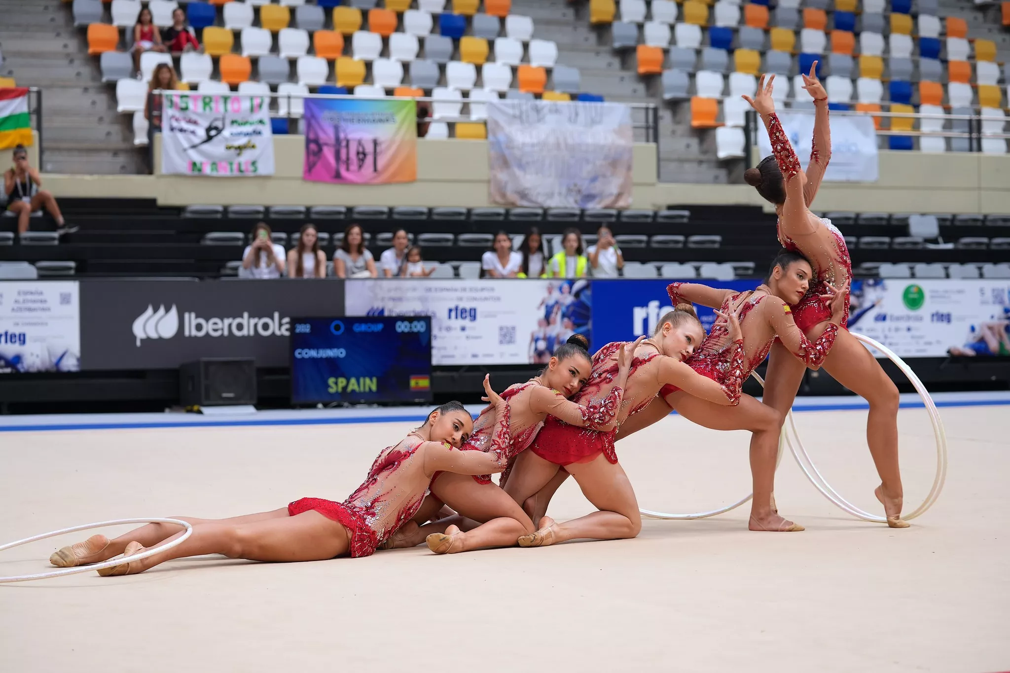 El ejercicio de cinco aros abre la competición de Cluj-Napoca