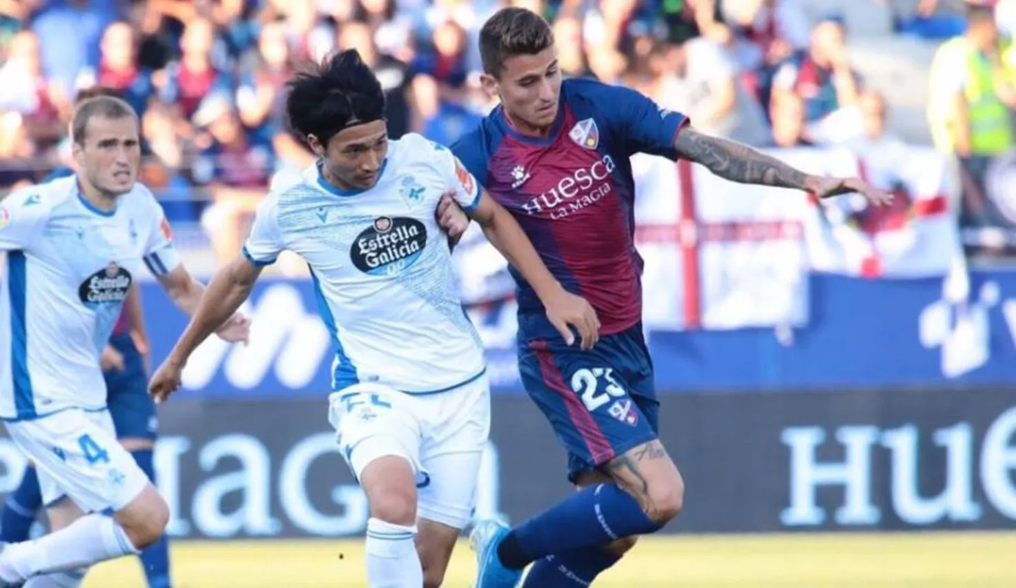 Raba pelea por un balón en el Huesca 3-1 Deportivo de la campaña 2019/20.