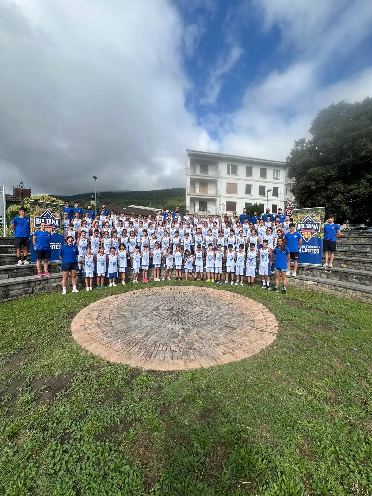 Más de 200 deportistas disfrutan en el Campus de Baloncesto Villa de Boltaña