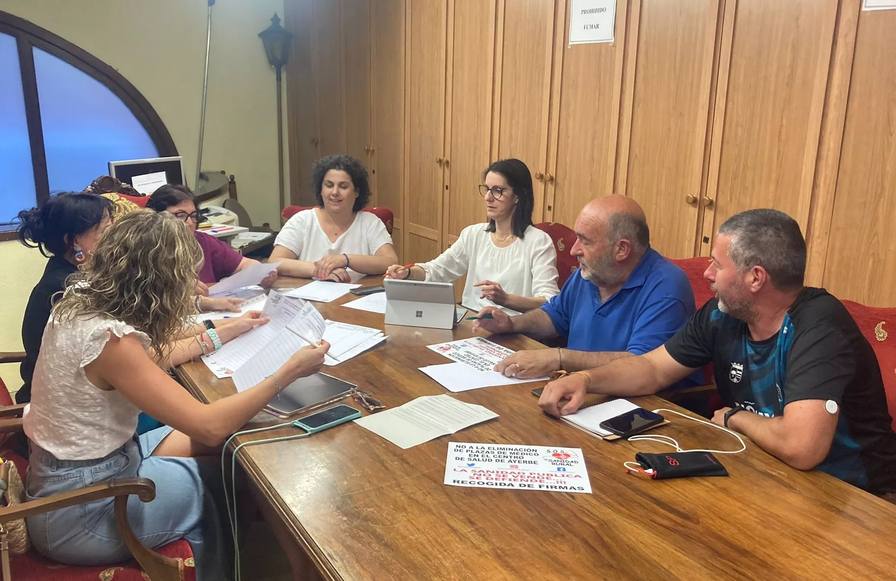 Imagen de una reunión de la Plataforma SOS Sanidad Rural Almudévar.