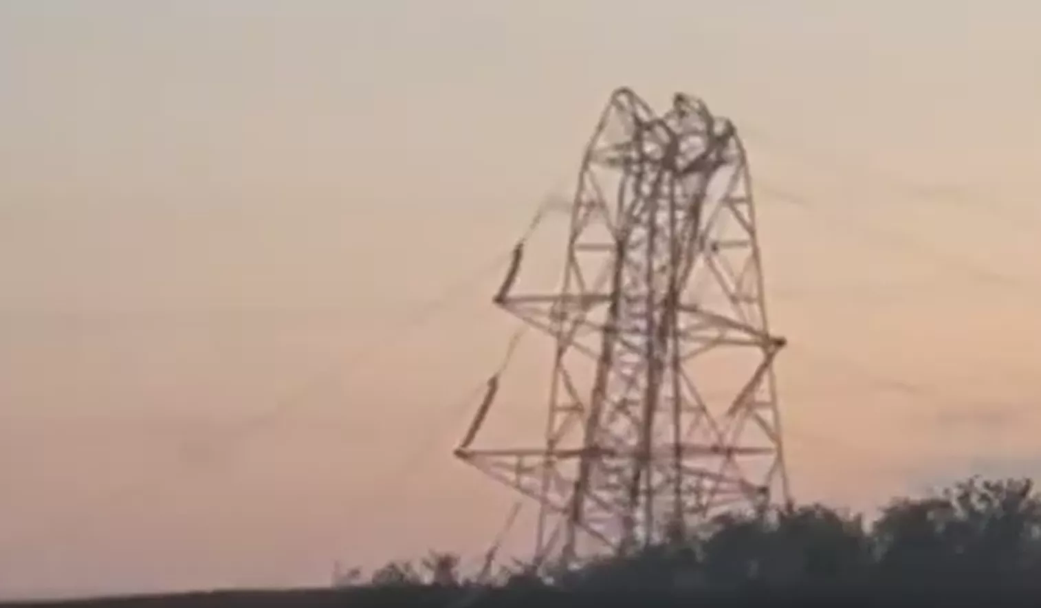 Una torre de alta tensión junto a la autovía derribada por el viento
